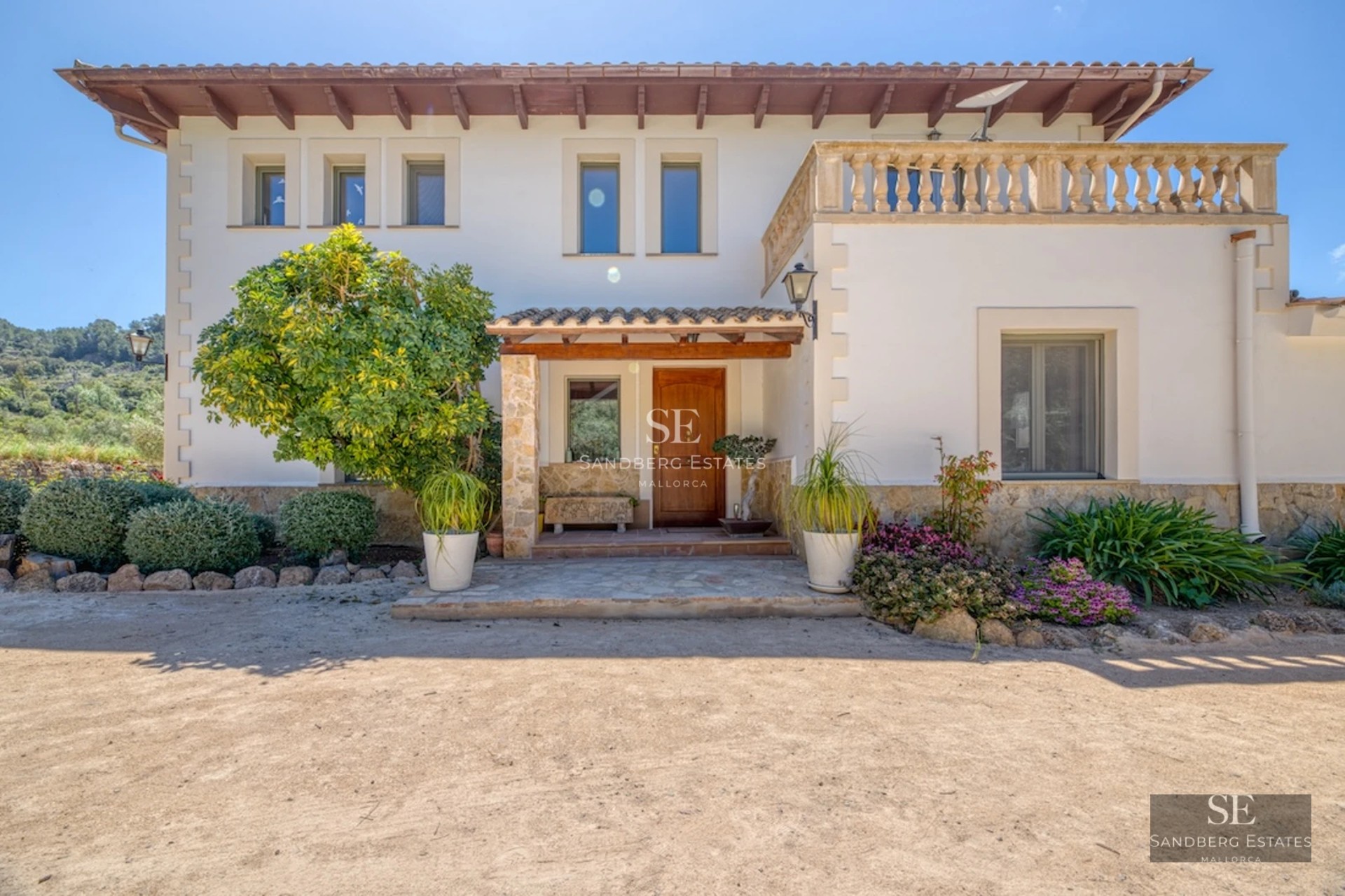 View of a modern villa featuring an infinity pool, lush garden, and spacious terraces. Minimalist architecture with panoramic windows.