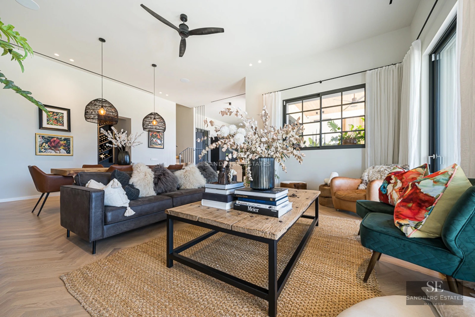 Vaste extérieur avec piscine, transats, végétation luxuriante et architecture moderne. Ambiance relaxante et lumineuse.