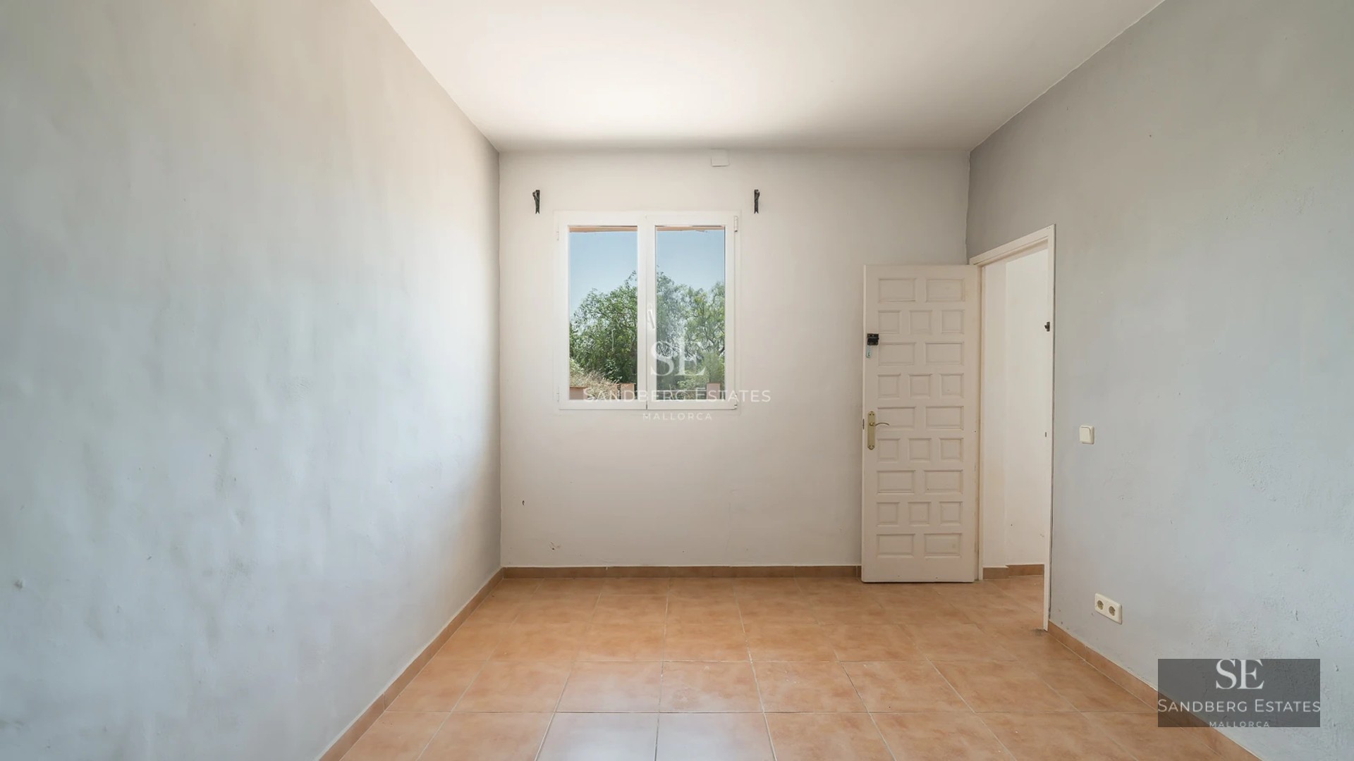 View of luxury villa with infinity pool, surrounded by greenery. Modern architecture, large windows, sun loungers and umbrellas.