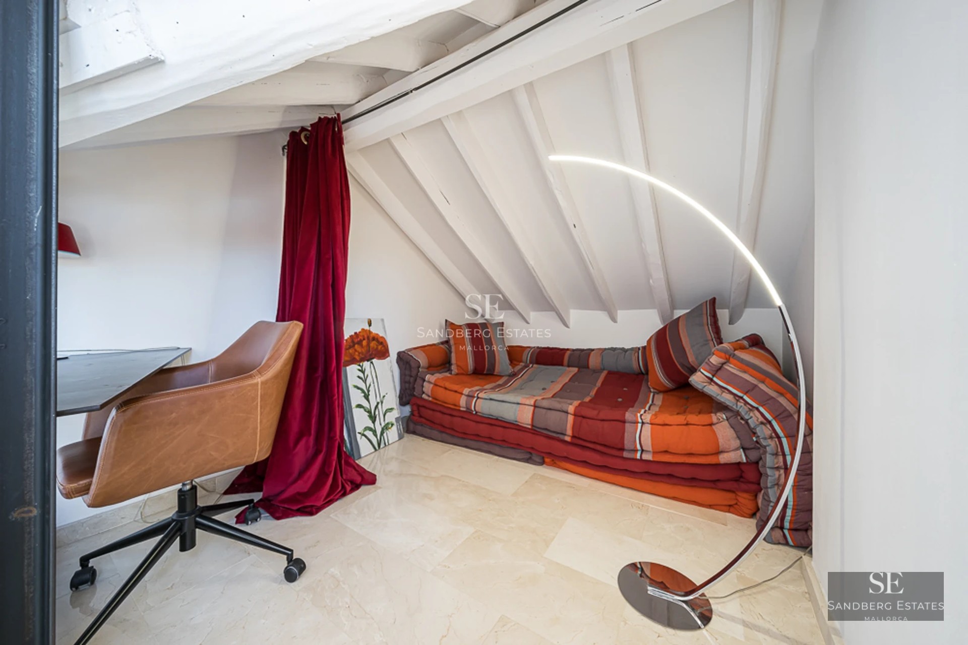 Spacious terrace with swimming pool, sun loungers and umbrellas. Modern architecture with large windows and unobstructed views. Elegant and relaxing design.