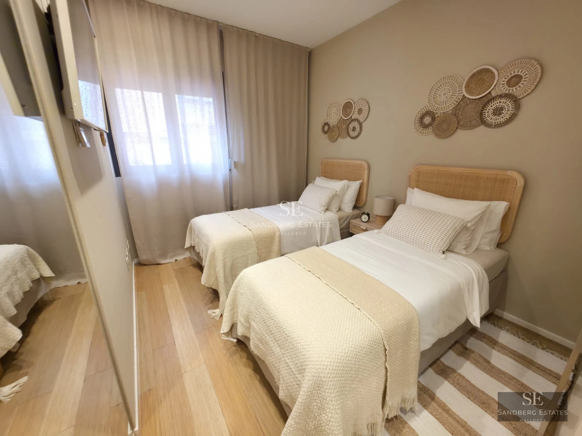 Spacious terrace with infinity pool. Modern architecture with panoramic views. Elegant and minimalist outdoor furniture.