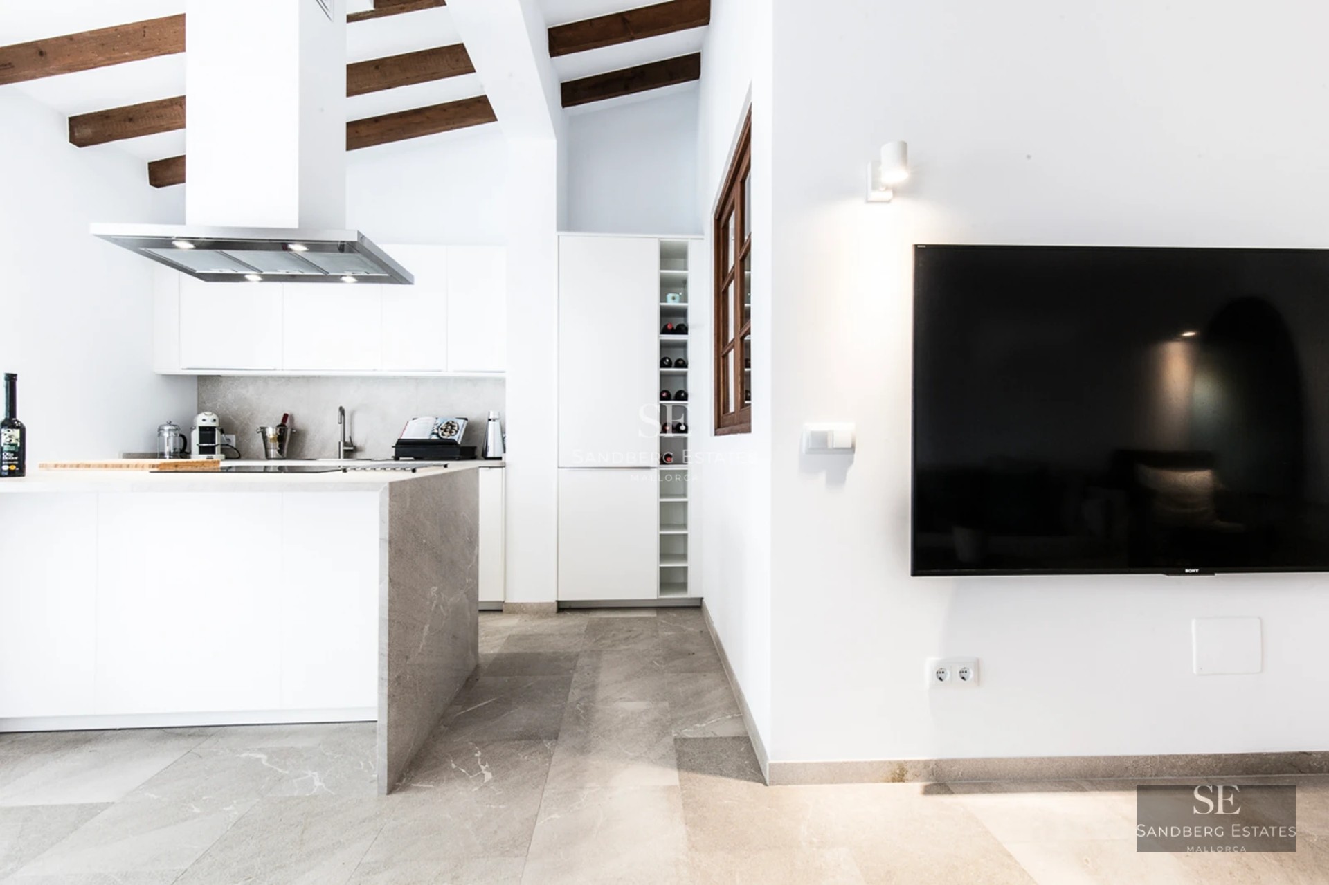 Image of a modern villa with infinity pool, sun loungers, palm trees and sea views. Sleek, minimalist architecture.