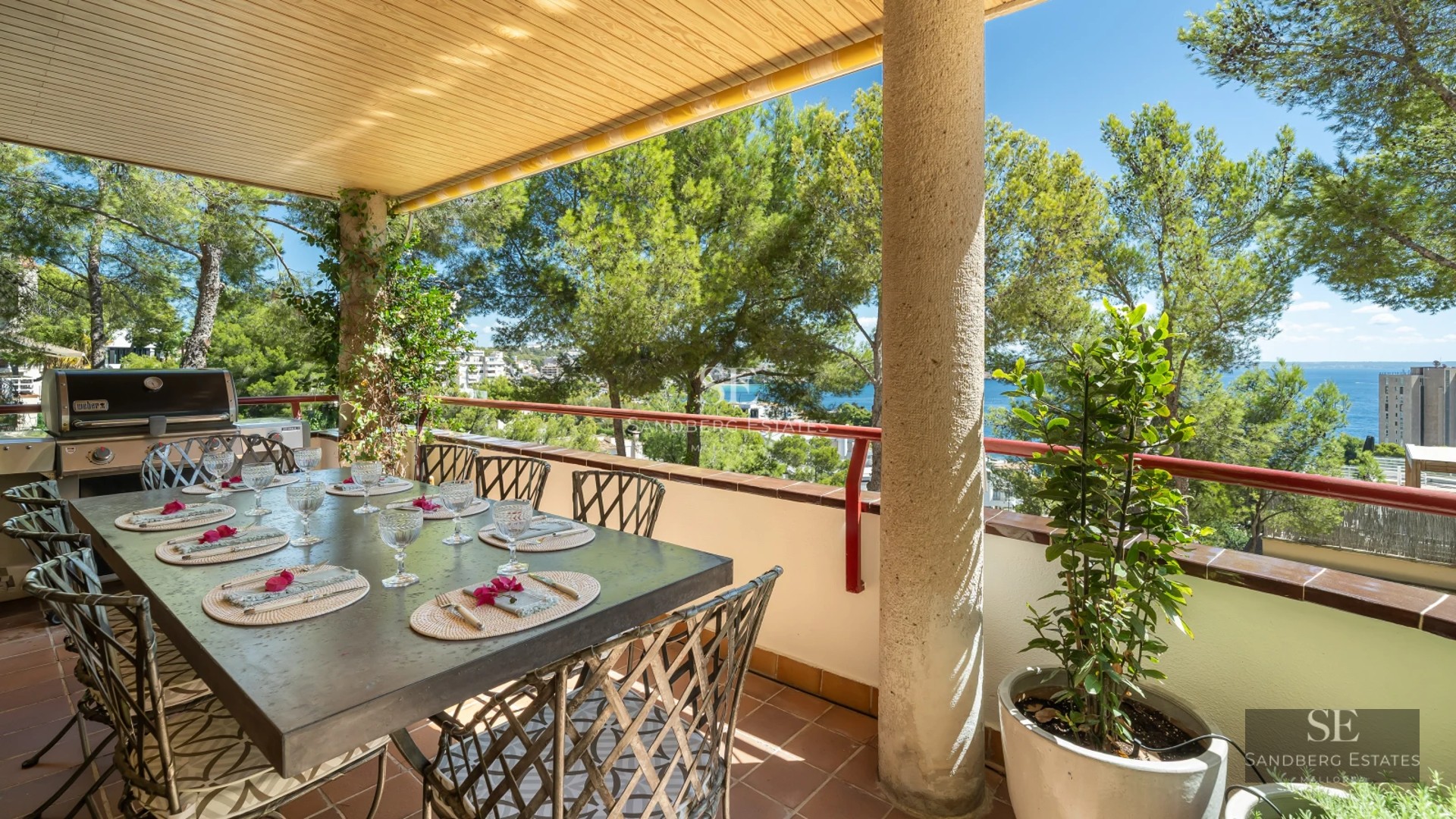 Bright living room with balcony and sea view. Modern decor, light wood floors and large windows.