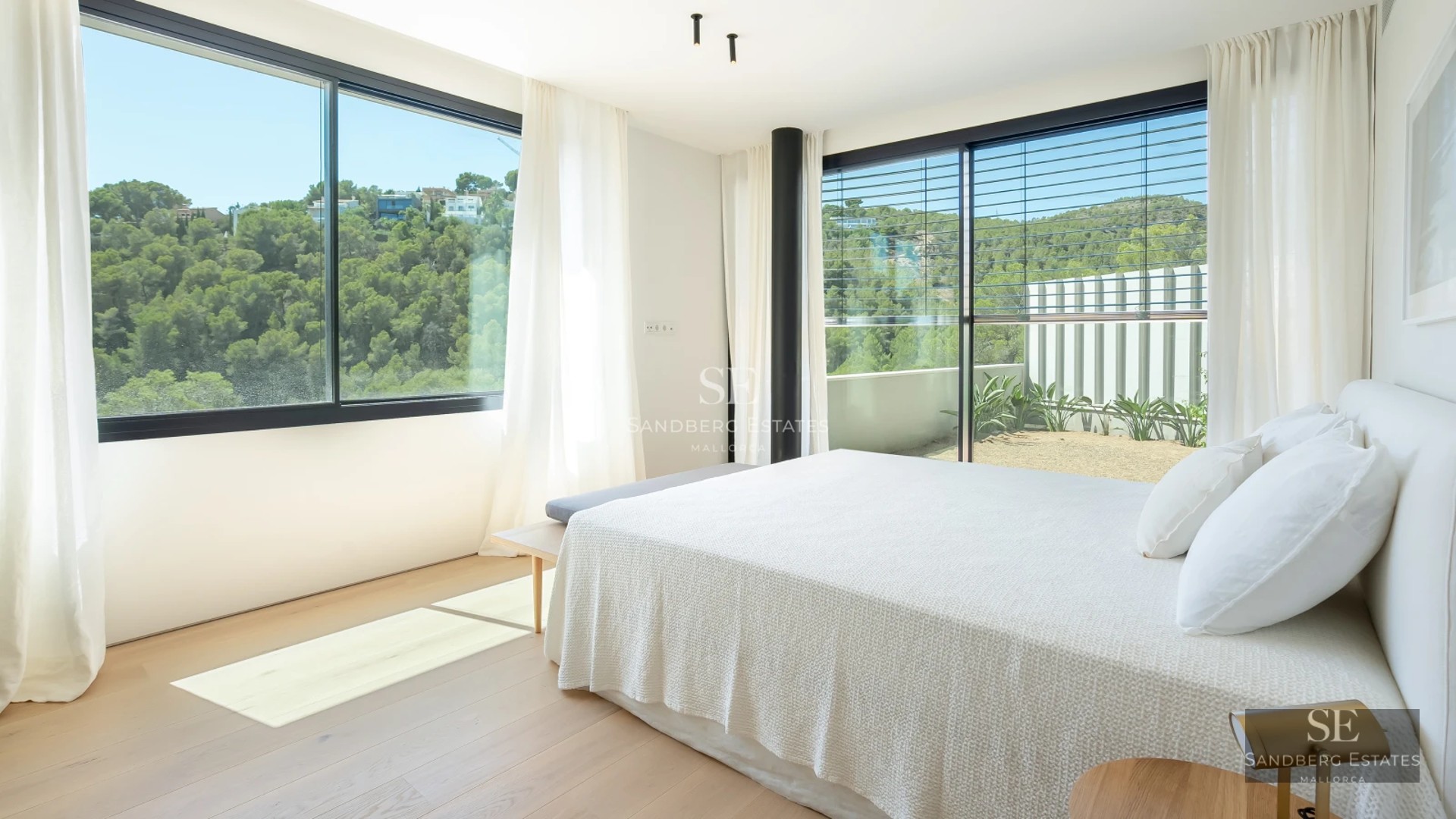 Image of a luxurious villa with pool, modern architecture, large windows, and lush vegetation. High-quality finishes.