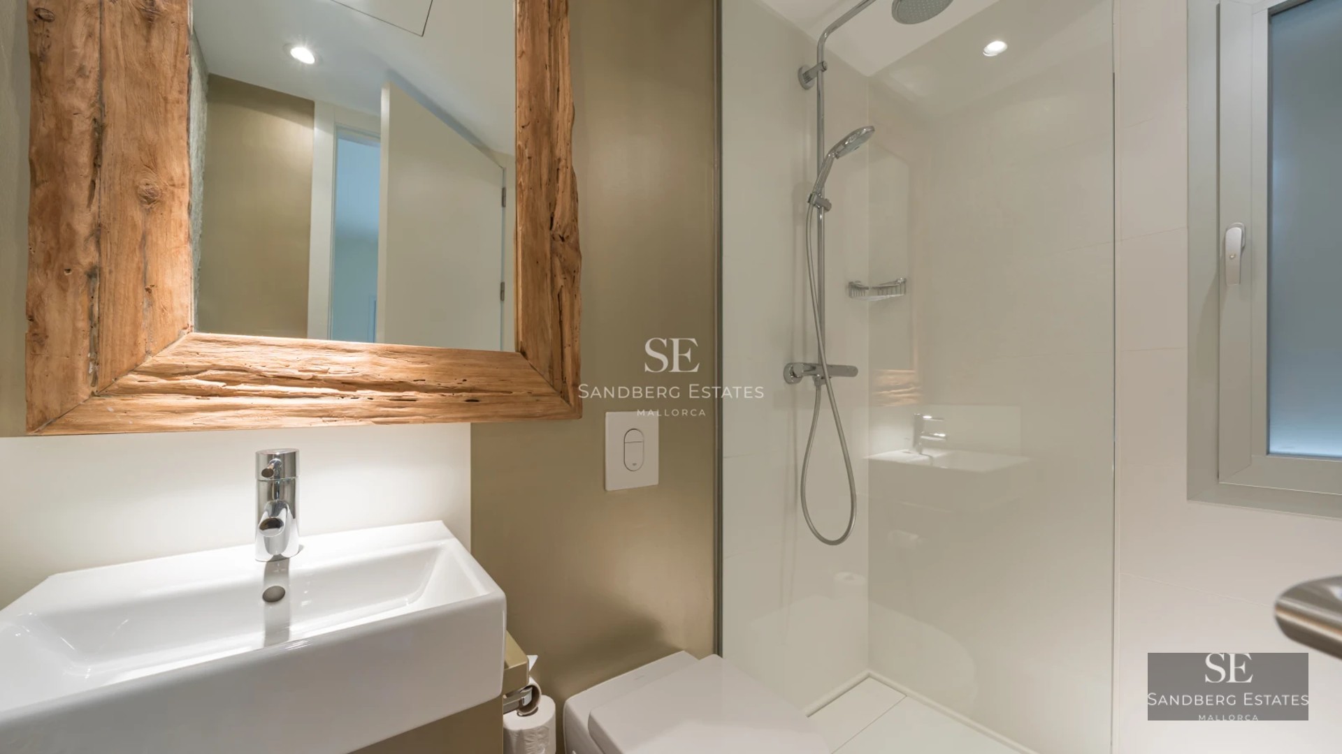 Exterior view of a modern house with a pool, garden, and terrace. Minimalist architecture with large windows and high-quality finishes.