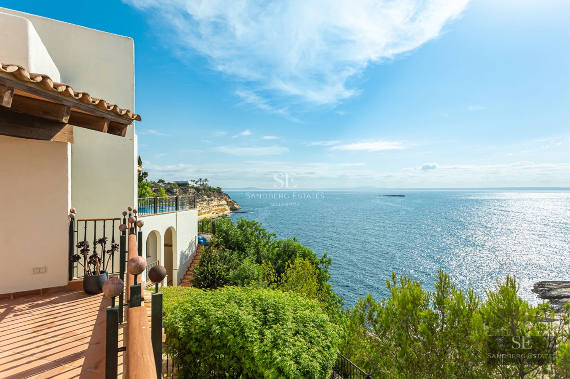 Vue extérieure d'une maison moderne avec piscine, jardin luxuriant et grandes fenêtres illuminant l'intérieur.