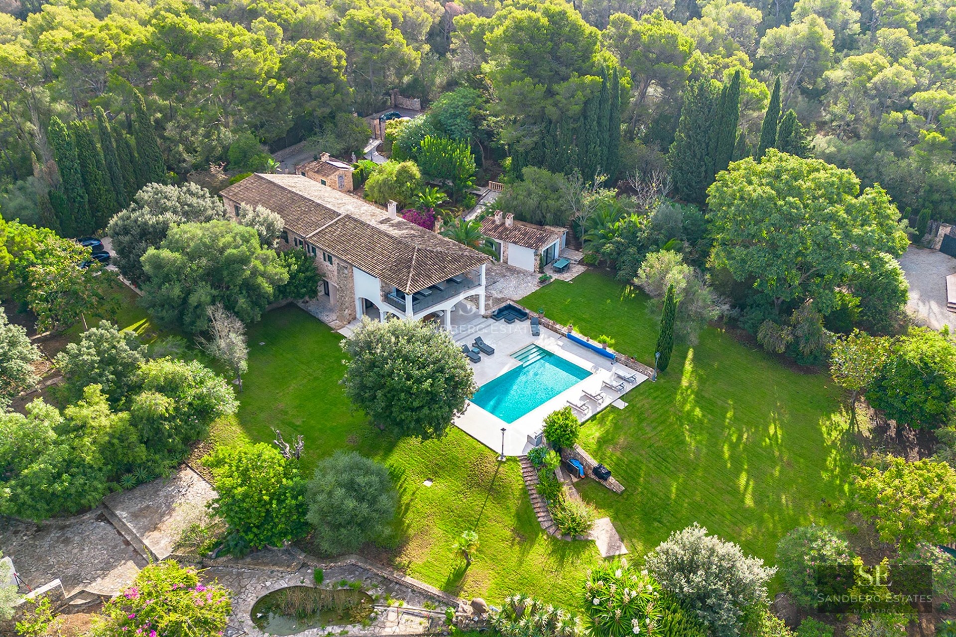Modern villa featuring an infinity pool. Contemporary architecture, spacious terraces, and panoramic views. Minimalist design and luxury finishes.