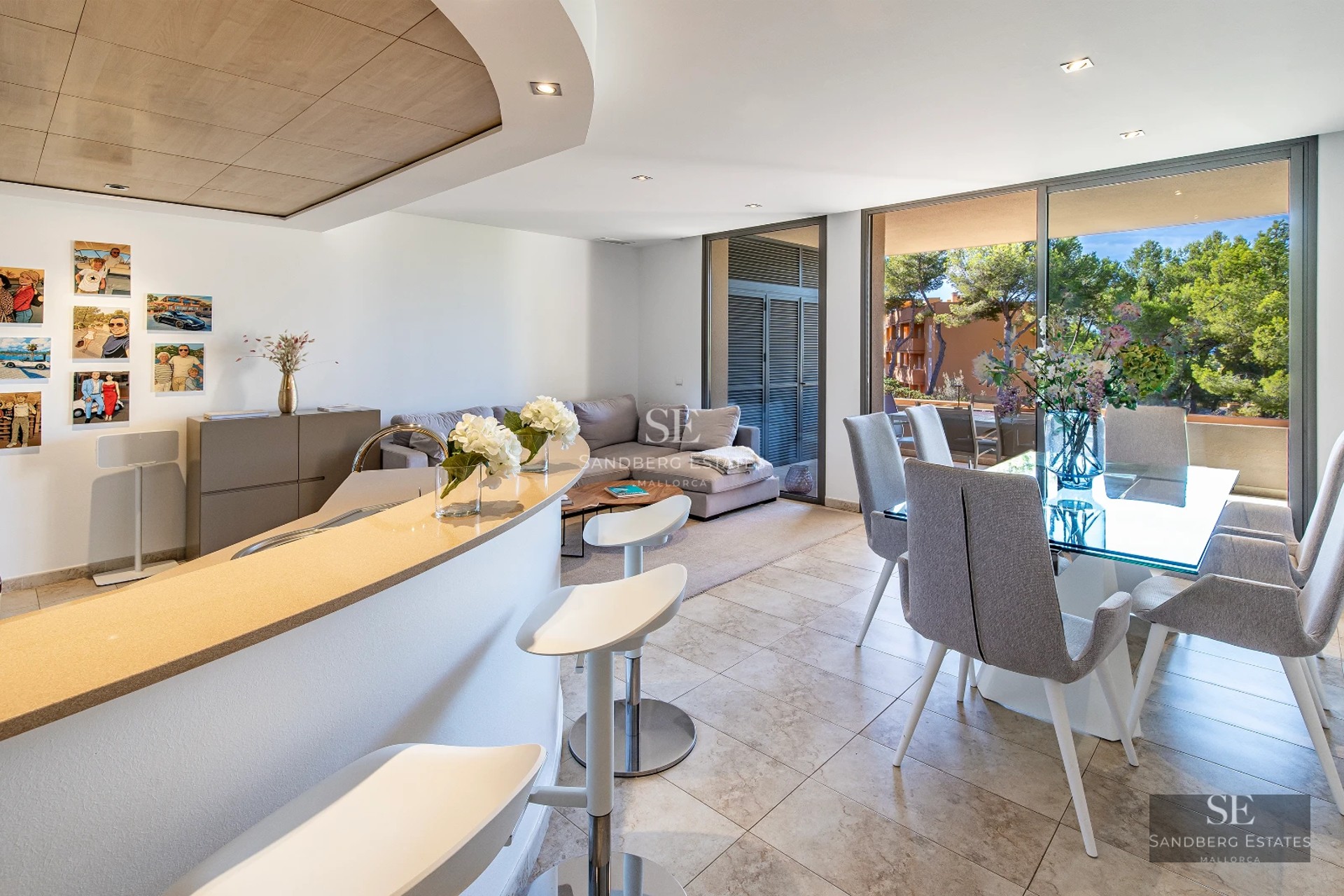 Image of a luxurious villa with an infinity pool and sea view. Modern design, spacious areas and high-quality finishes.