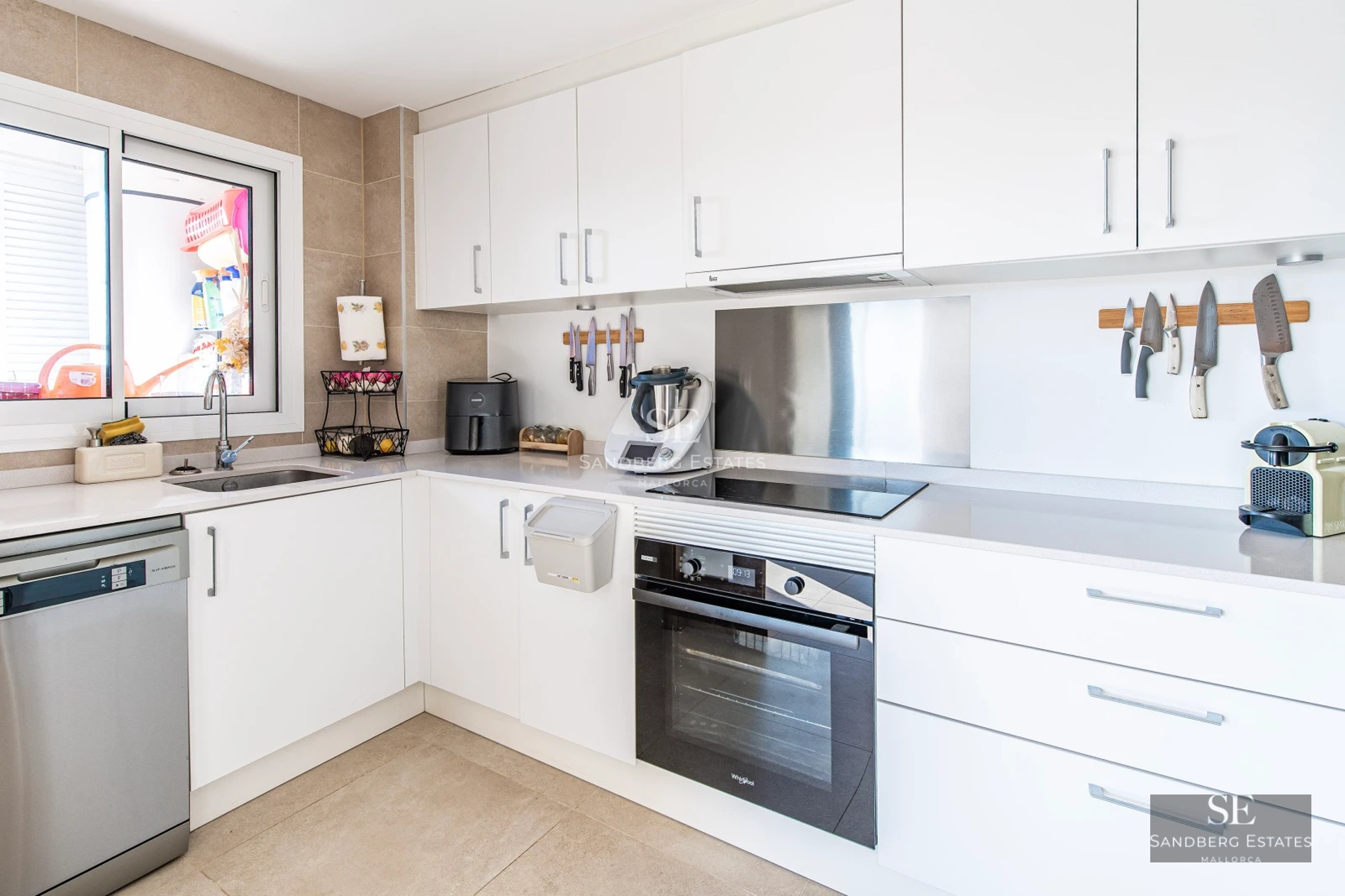 Exterior view of a modern villa with an infinity pool. Minimalist design, large windows, and impeccable landscaping.