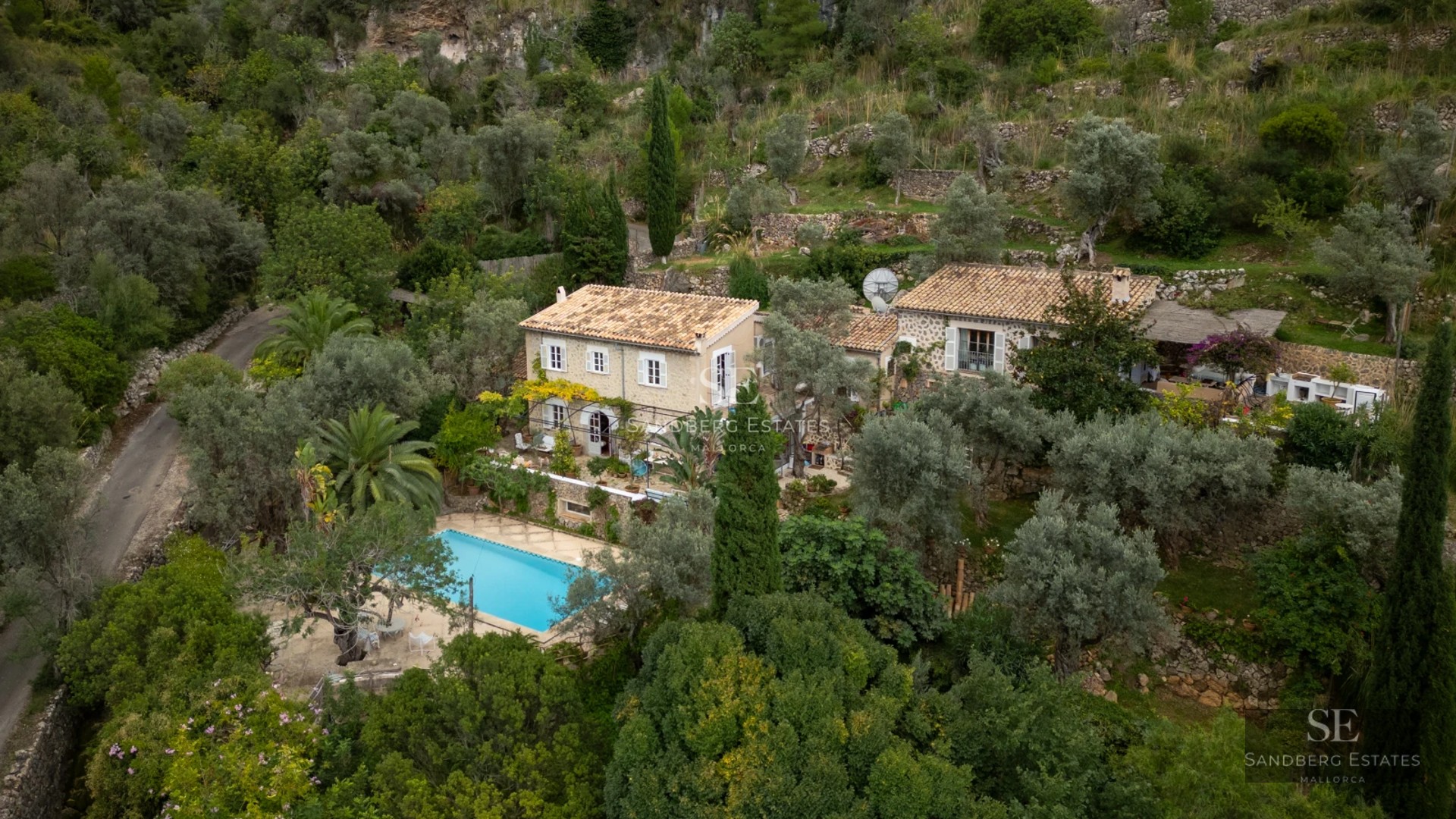 Spacious balcony with panoramic sea views, modern and elegant furniture, ideal for relaxing and enjoying the scenery.