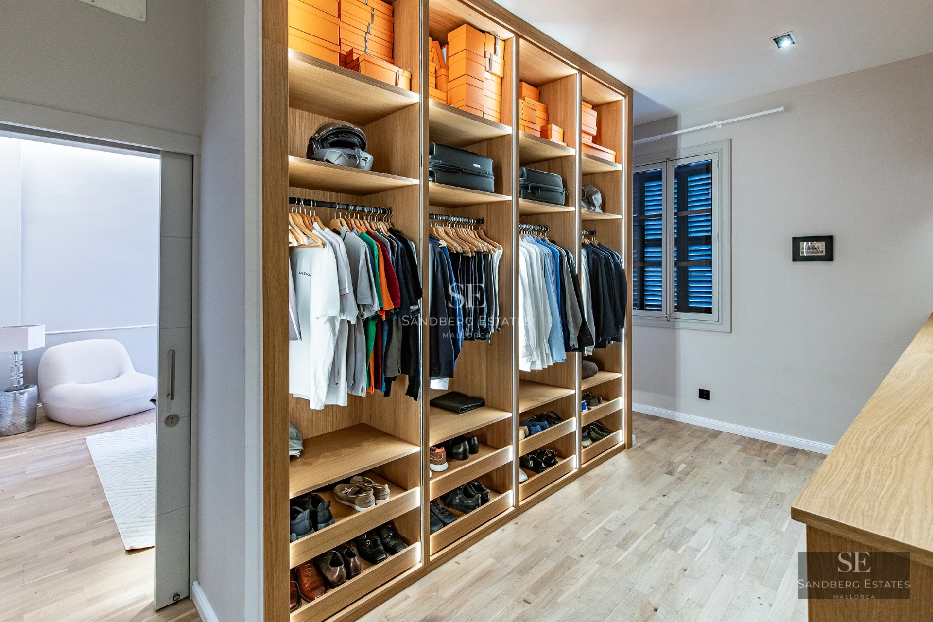 Spacious living room with floor-to-ceiling windows facing the sea. Modern and bright decor. Elegant and comfortable furniture. Panoramic views.