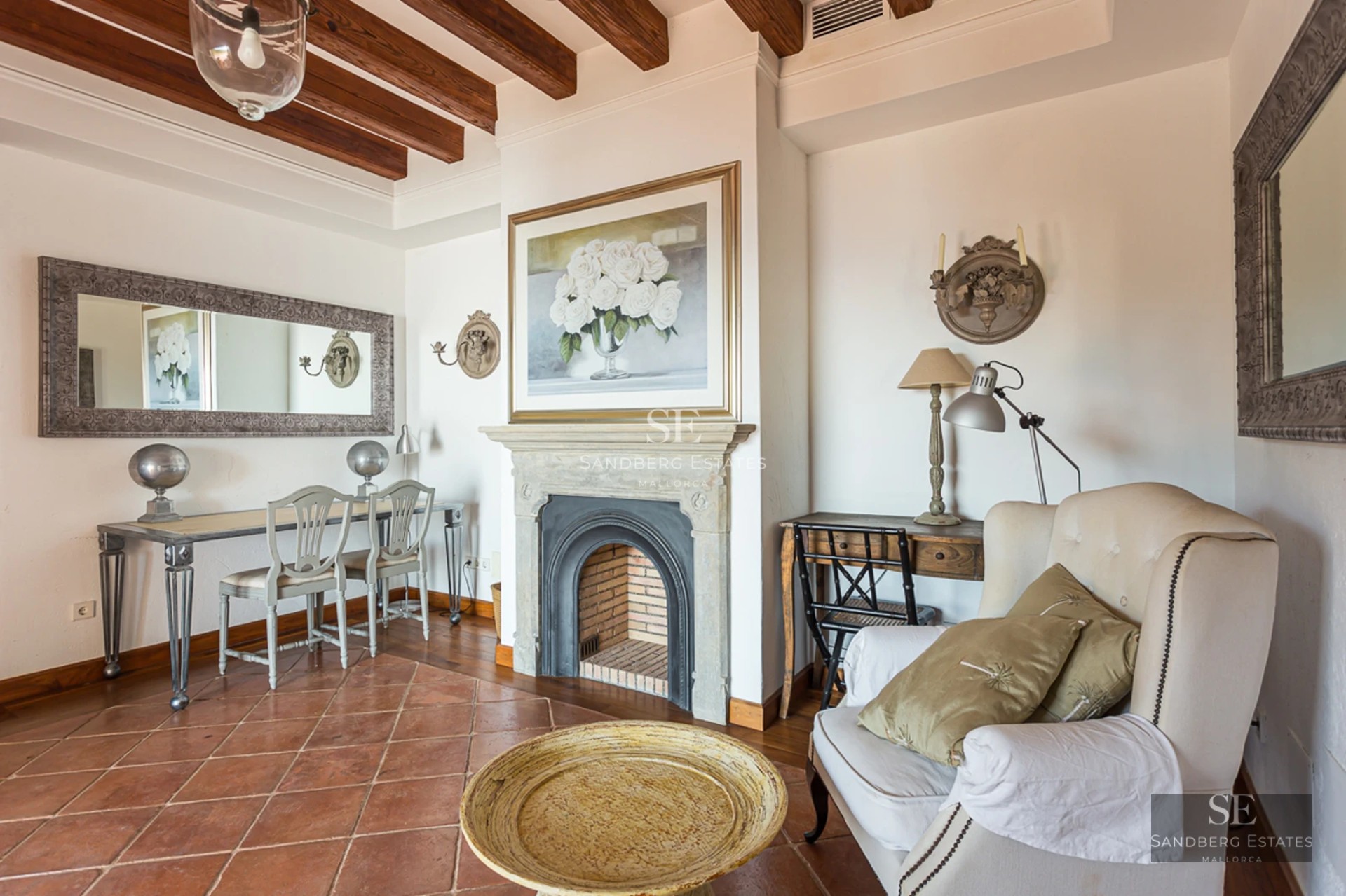 Salon lumineux avec grandes baies vitrées, mobilier moderne, parquet et vue panoramique sur l'océan. Canapé d'angle et décoration minimaliste.