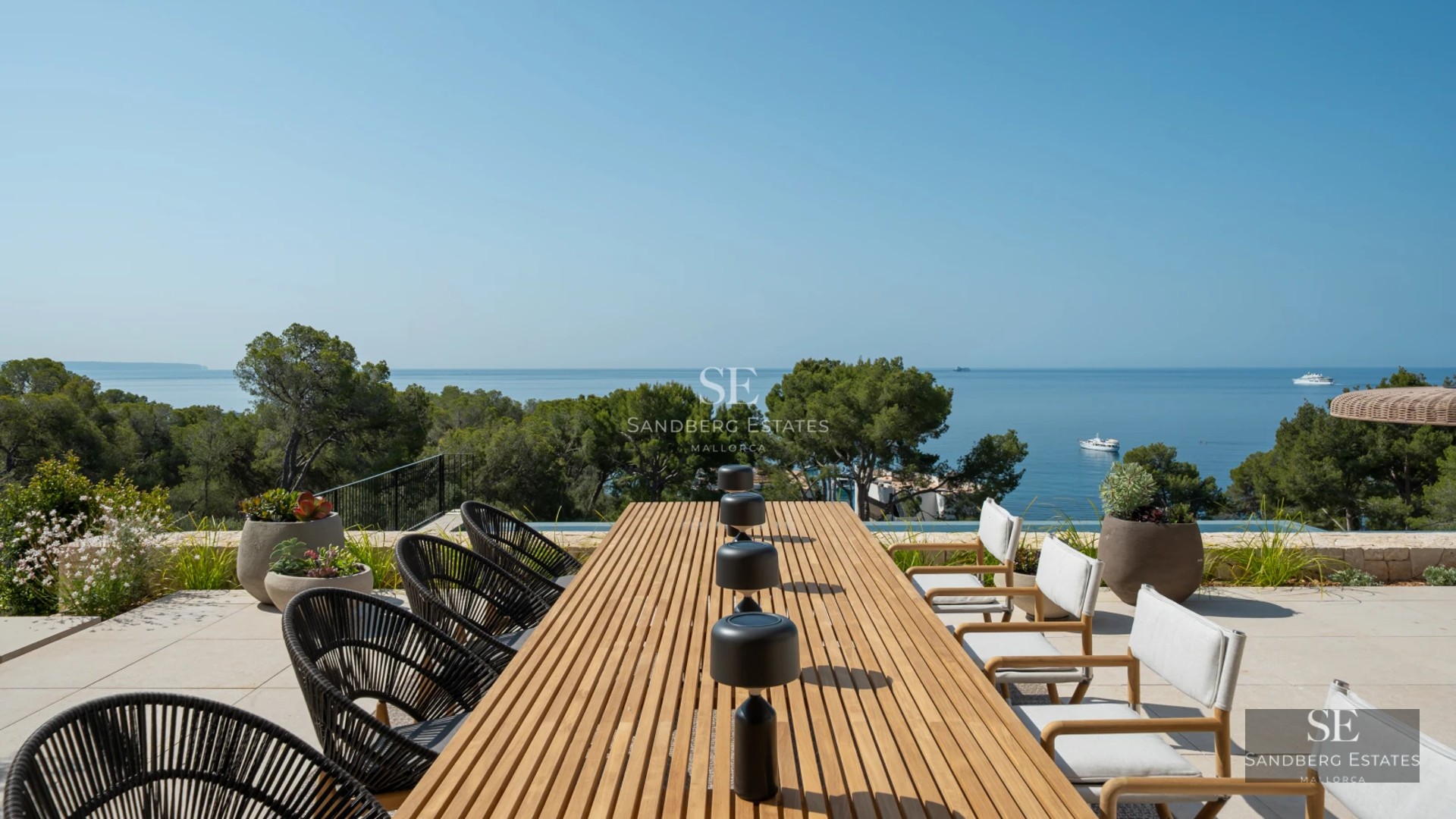 Spacious terrace featuring an infinity pool and panoramic views. Modern design with stylish outdoor furniture. Ideal for relaxation and entertainment.