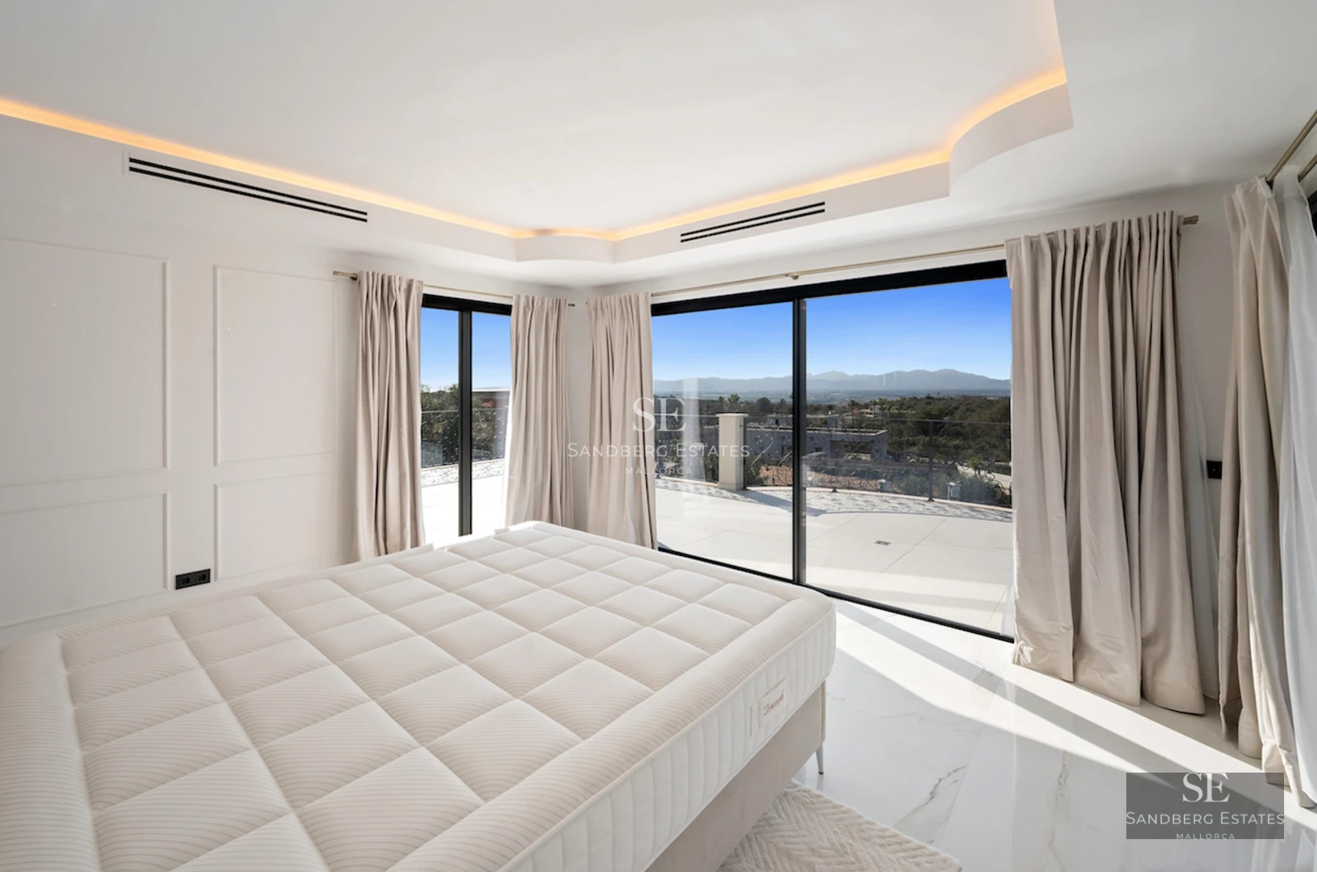 Exterior view of a modern villa featuring an infinity pool, large windows, and a lush garden. Minimalist and elegant architecture.