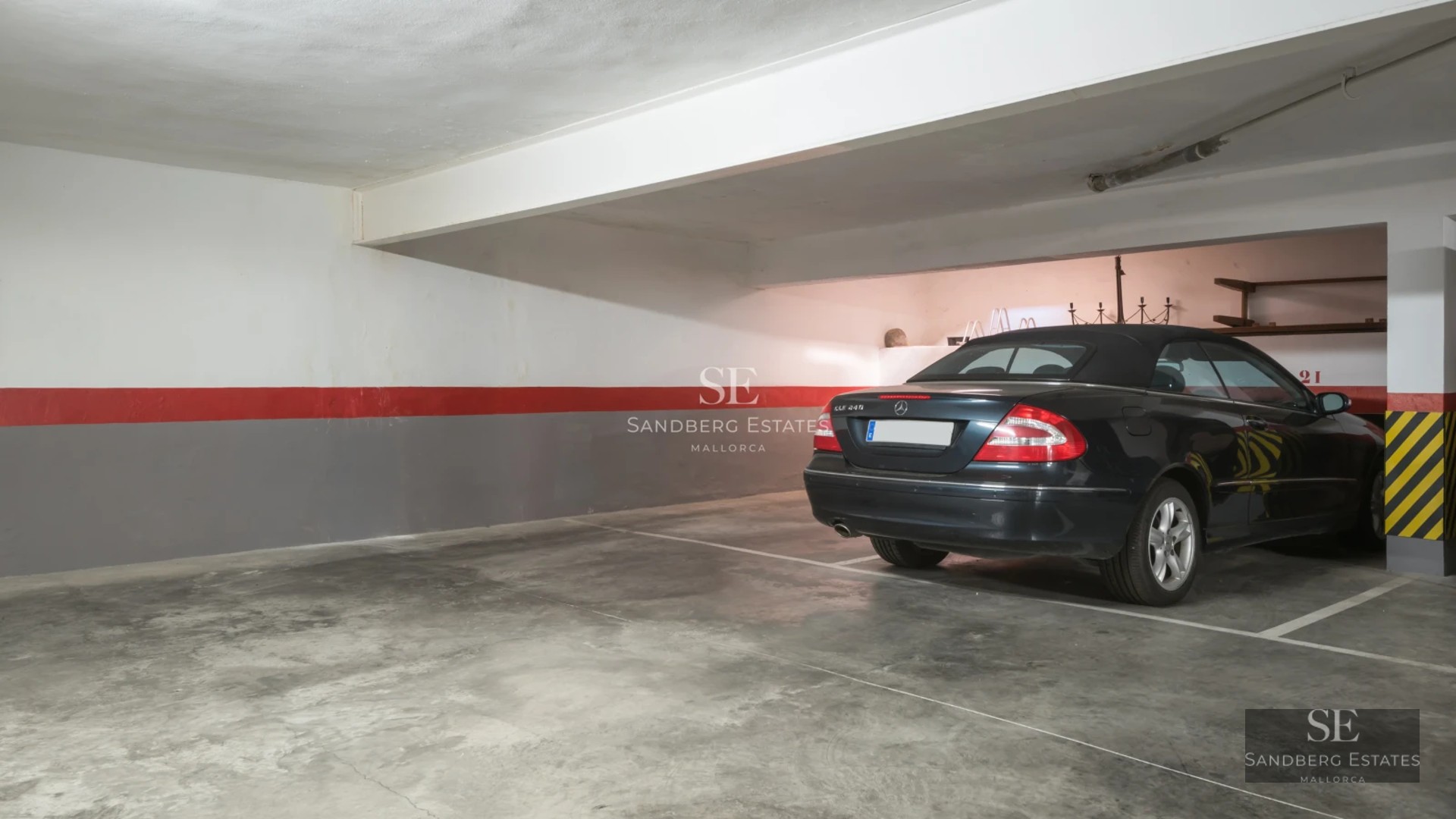 Expansive terrace with infinity pool, panoramic sea views, modern and elegant furniture, ideal for outdoor living.