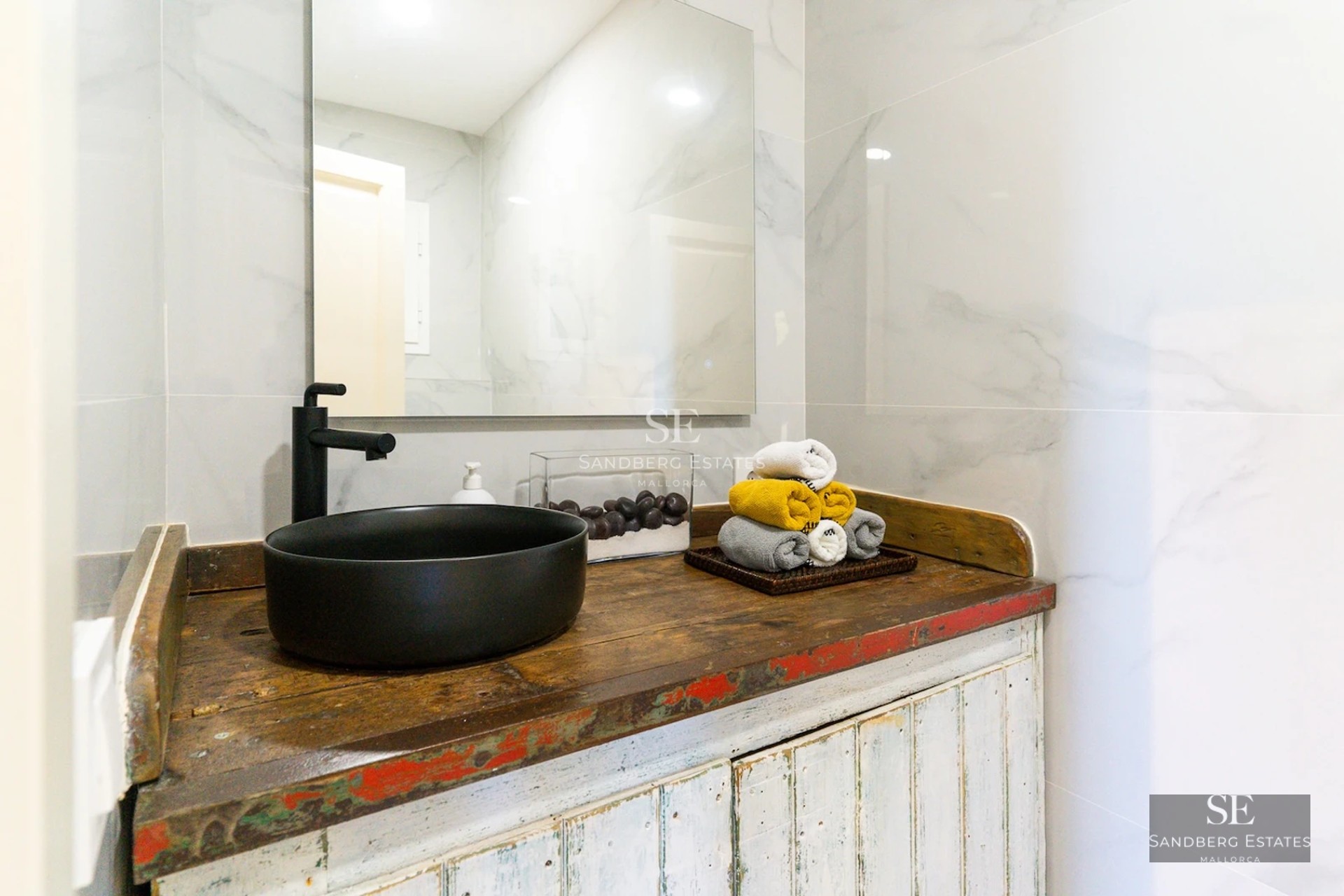 Exterior view of a modern villa featuring an infinity pool, large garden, and minimalist architecture. White facade and large window fronts.
