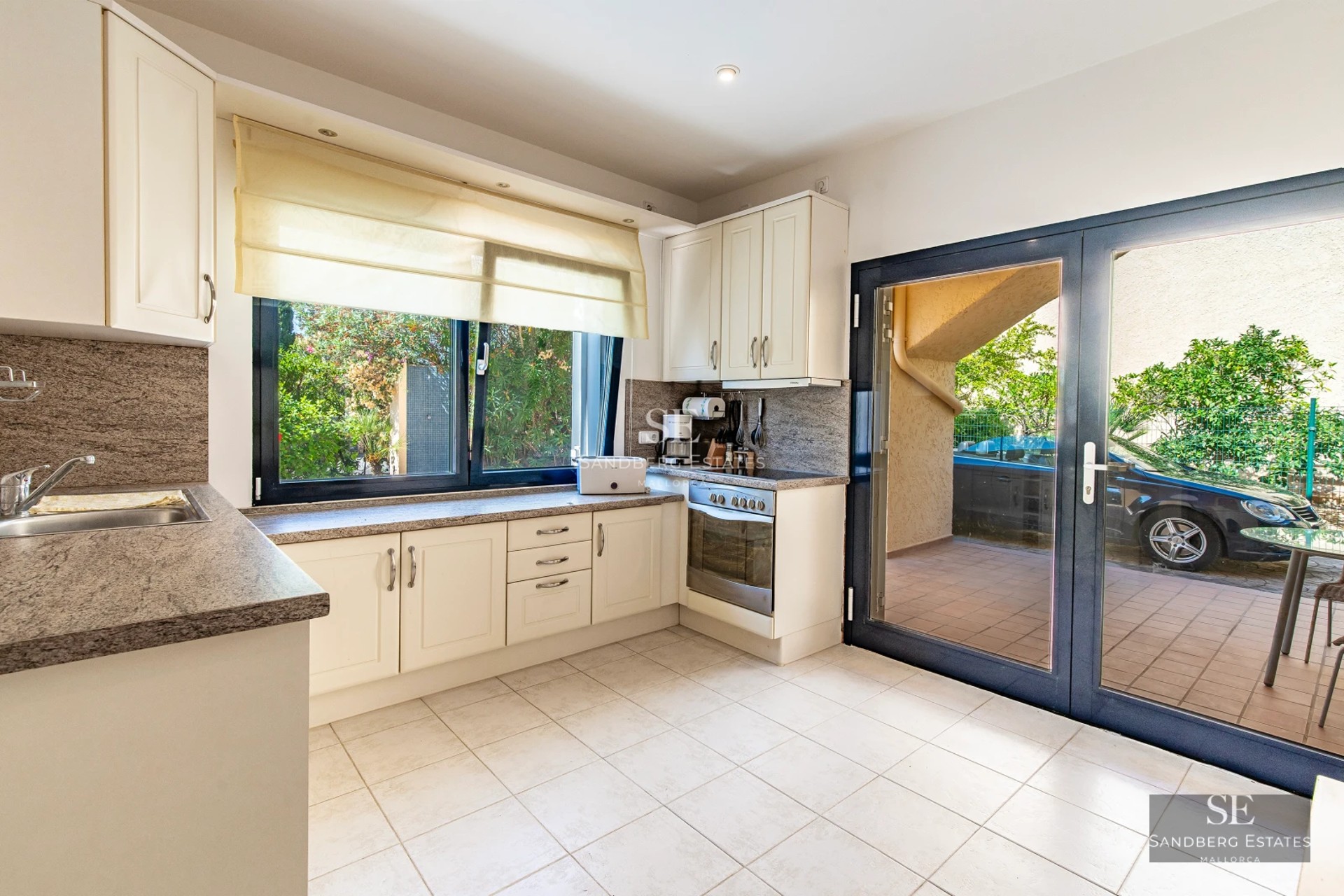Image of a modern villa with an infinity pool. Details: minimalist architecture, ambient lighting, lush vegetation.