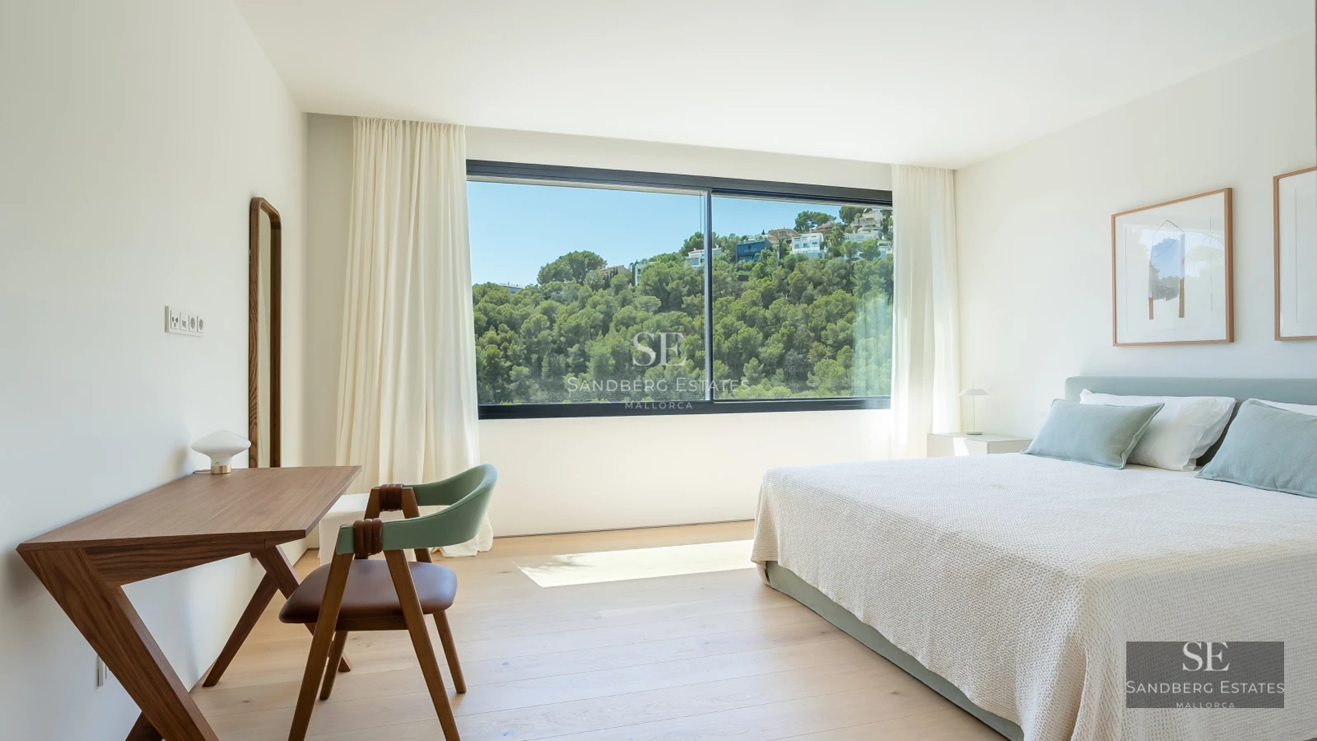 View of a modern villa's infinity pool. Minimalist design, large windows, and lush garden. Avant-garde architecture.