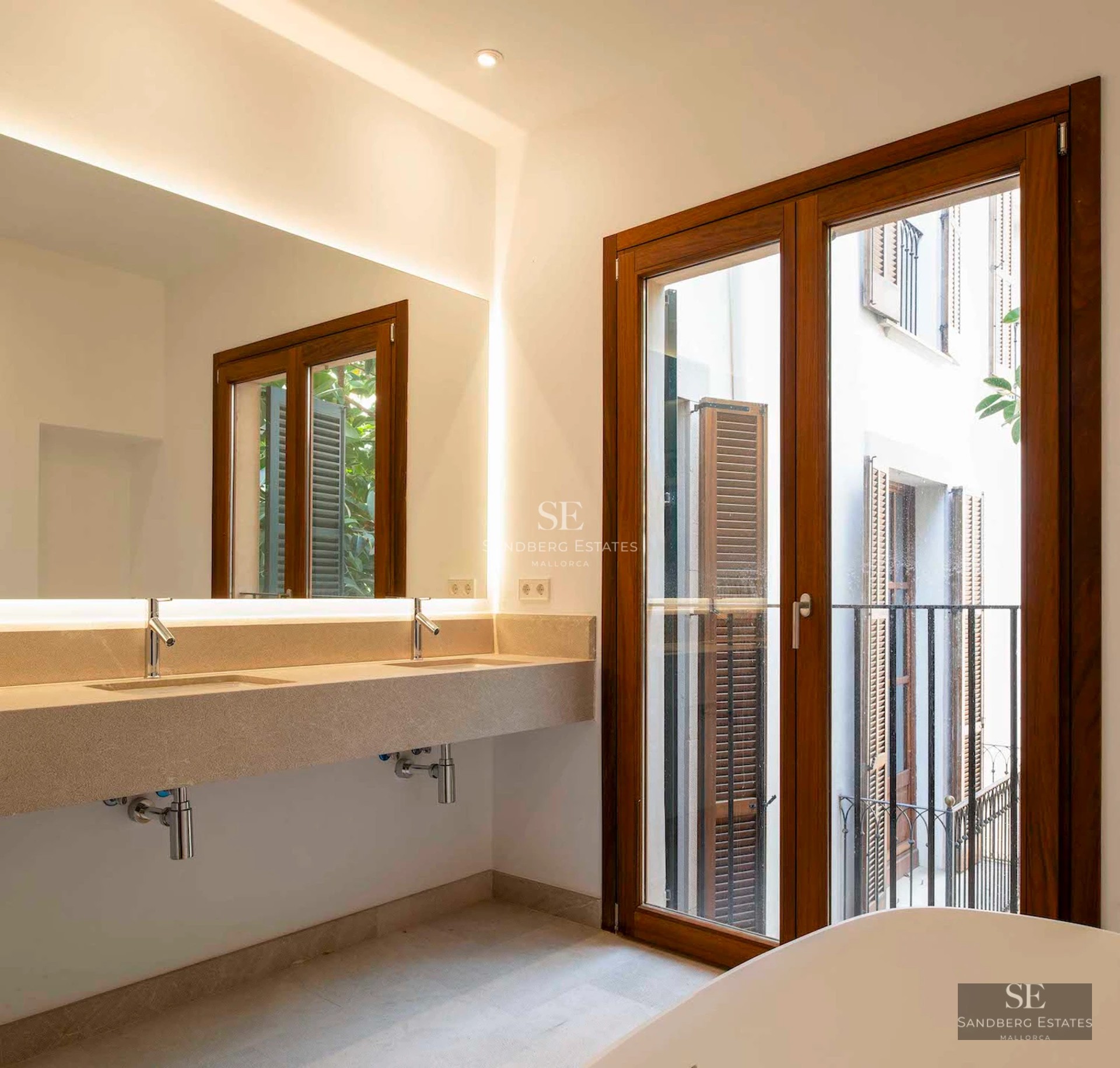 Exterior view of a modern house with a pool. Minimalist design, large windows, manicured gardens, and a sparkling pool.