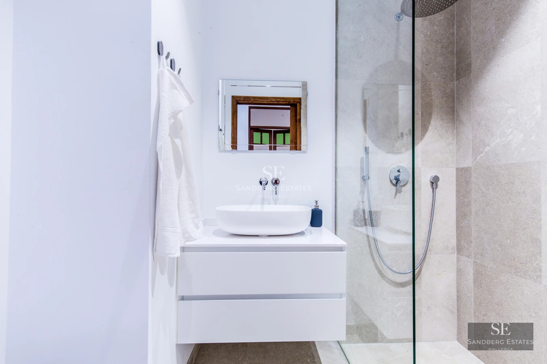 View of a modern house with infinity pool. Minimalist design, large terrace and panoramic views. Natural lighting and neutral colors.