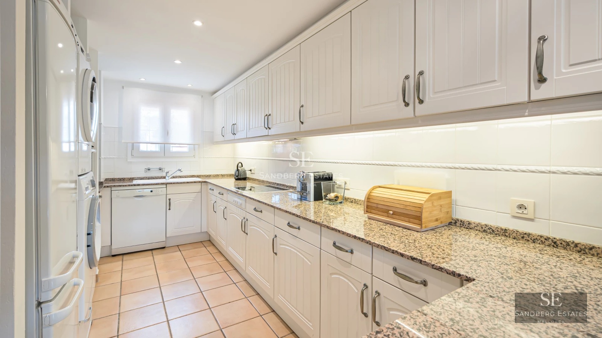 Pool view with sun loungers and lush garden. Modern architecture with large windows. Relaxing and luxurious atmosphere.