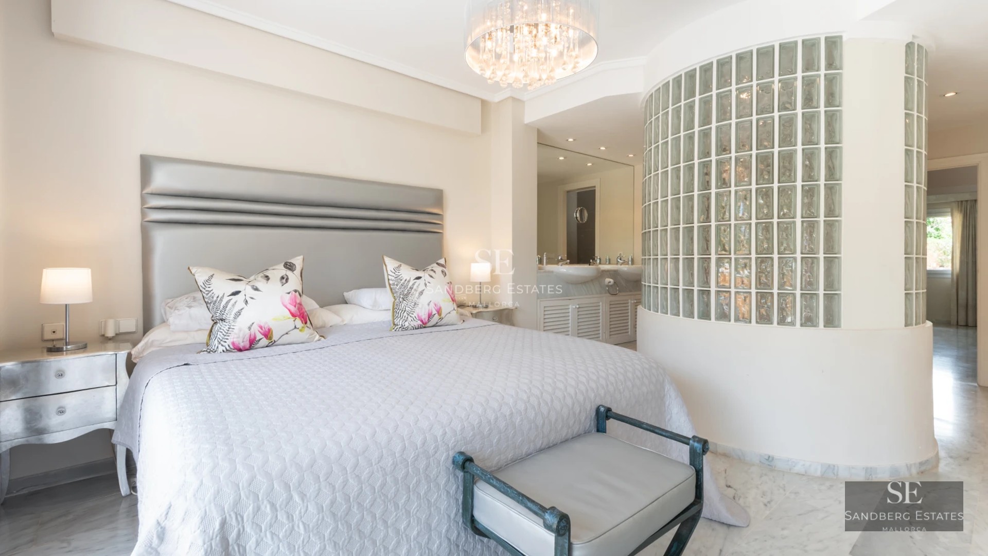 Panoramic view of an apartment with balcony overlooking the sea. Modern furnishings and high-quality finishes.