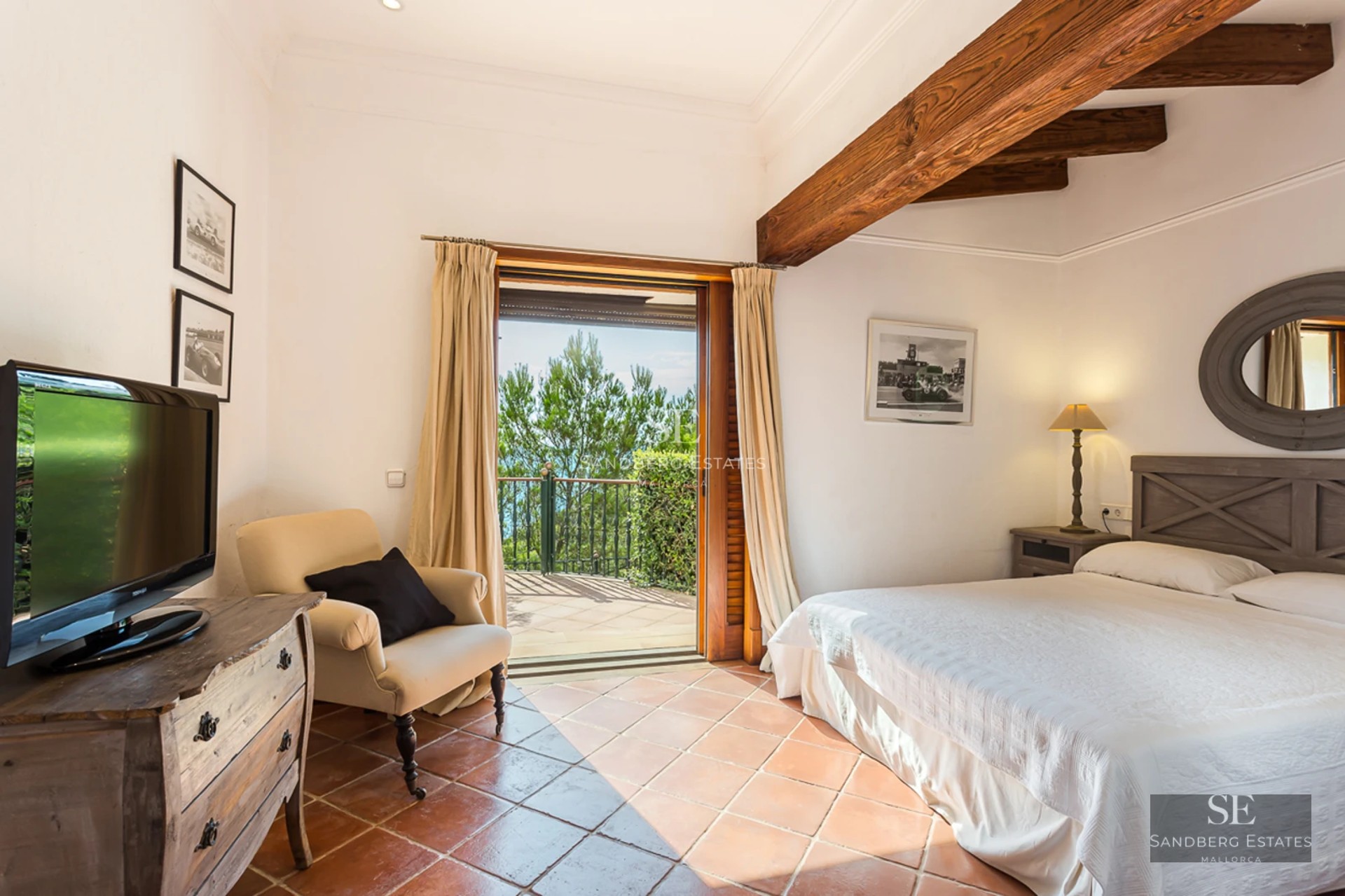 Vaste terrasse avec piscine à débordement. Design moderne, chaises longues élégantes, vues panoramiques et végétation luxuriante.