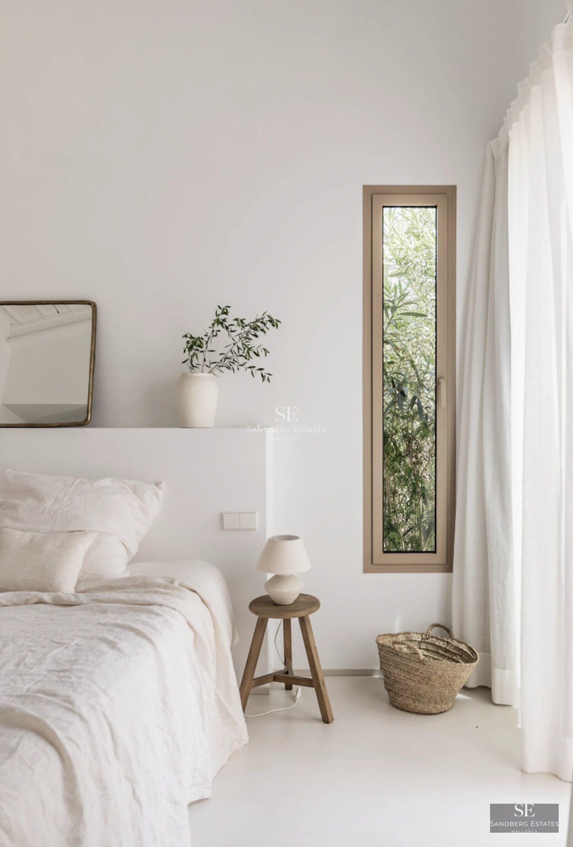 Image of an elegant house with a reflective pool, surrounded by manicured gardens and modern architecture.