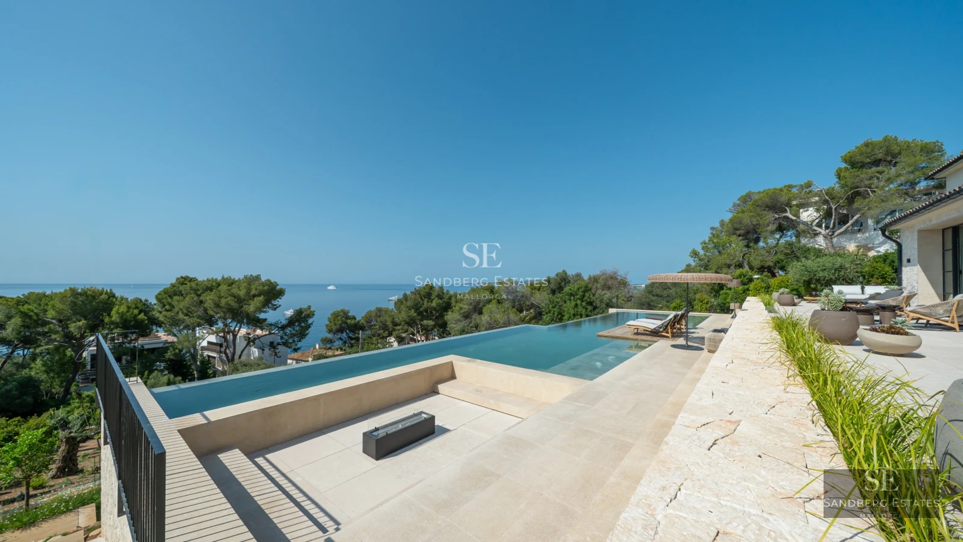 Image of a modern reflecting pool with sun deck and panoramic views. Minimalist design with ambient lighting.