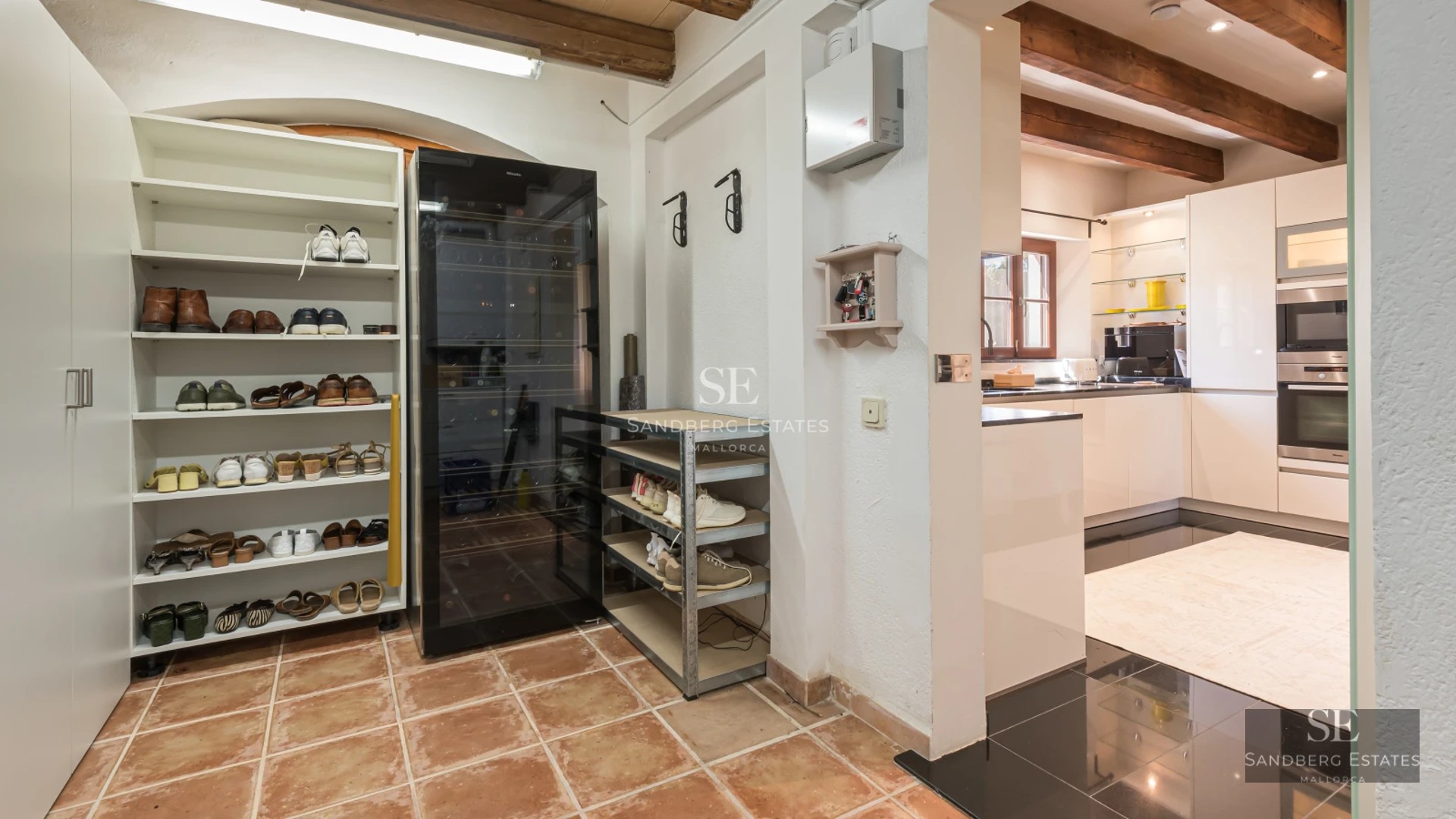 Bright interior with a large balcony, panoramic sea views, modern furniture, and elegant design. Ideal for investment.