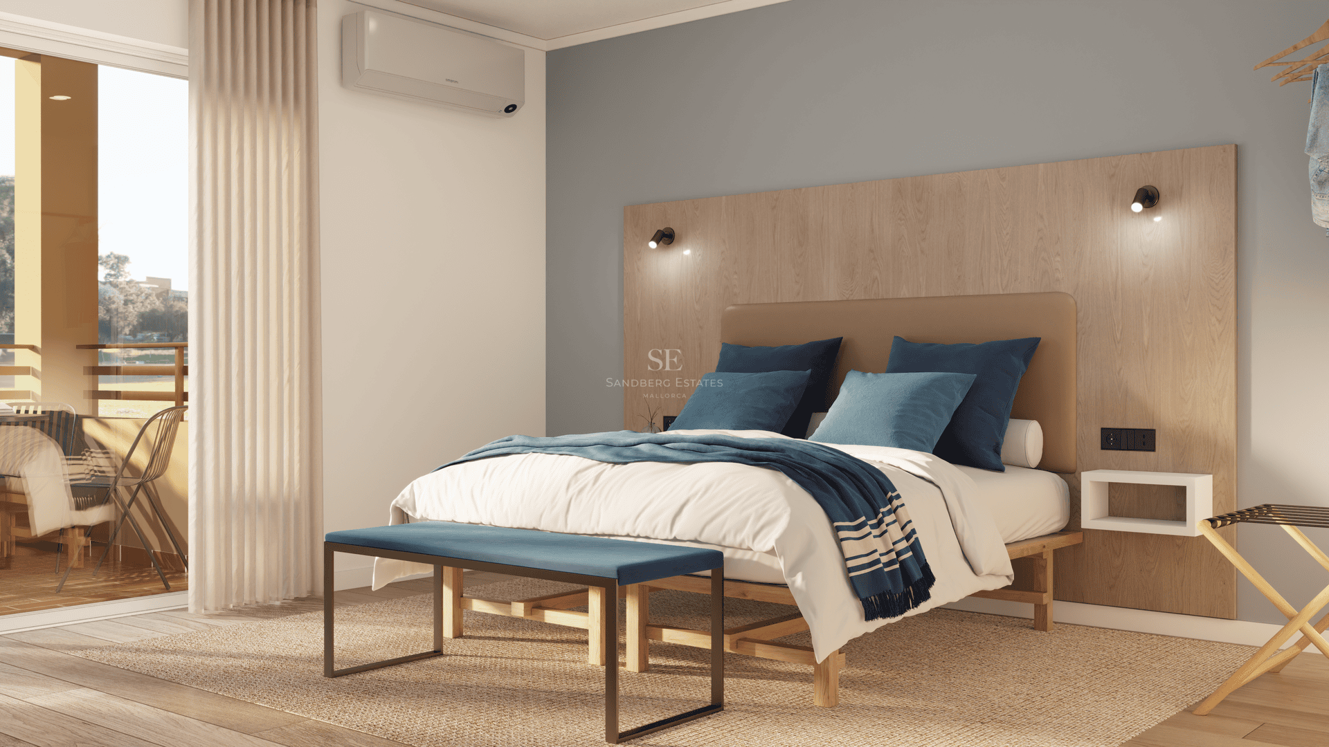 Chambre lumineuse avec lit double, tête de lit en bois et accès à un balcon ensoleillé.