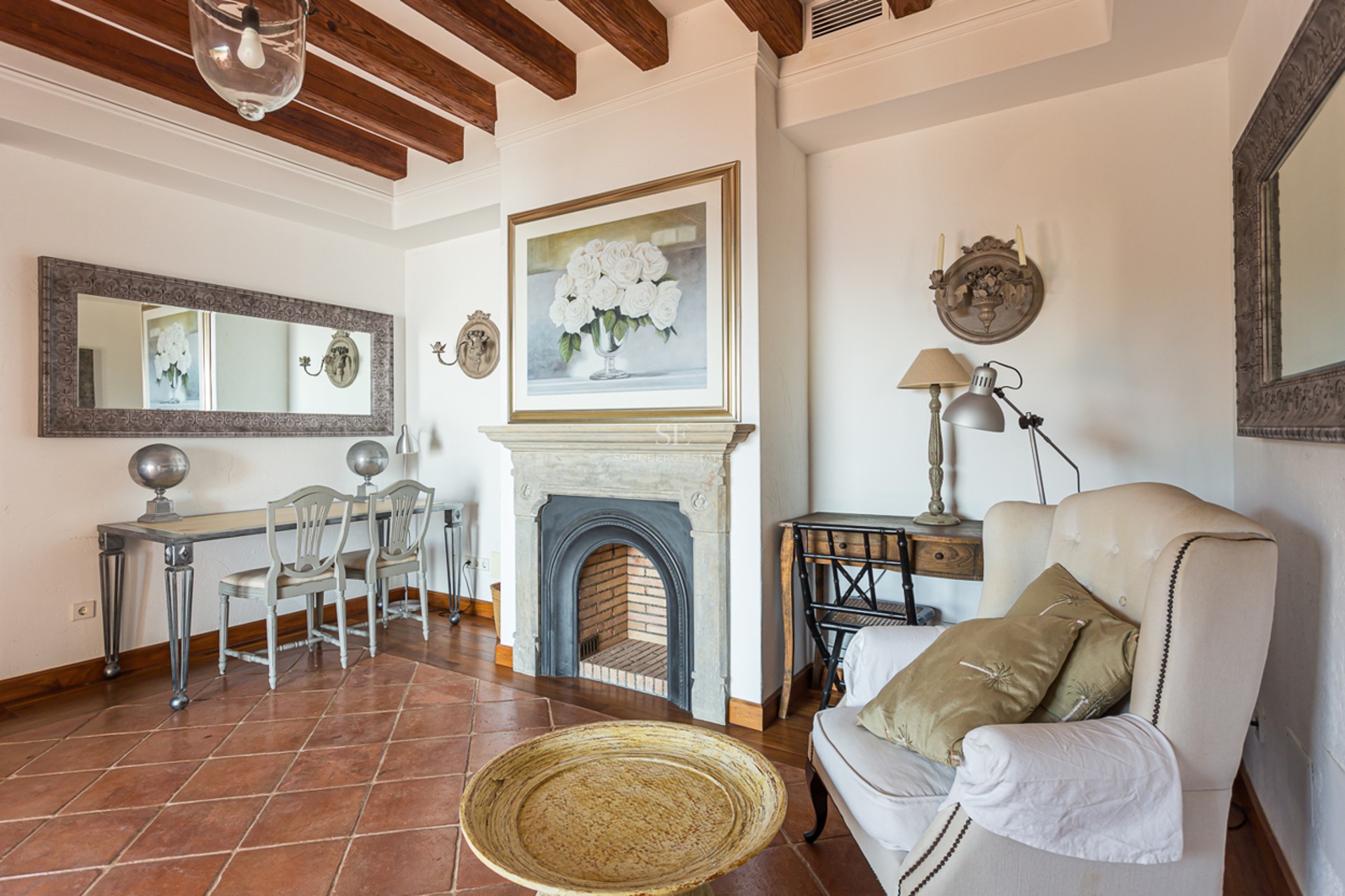 Salon lumineux avec grandes baies vitrées, mobilier moderne, parquet et vue panoramique sur l'océan. Canapé d'angle et décoration minimaliste.