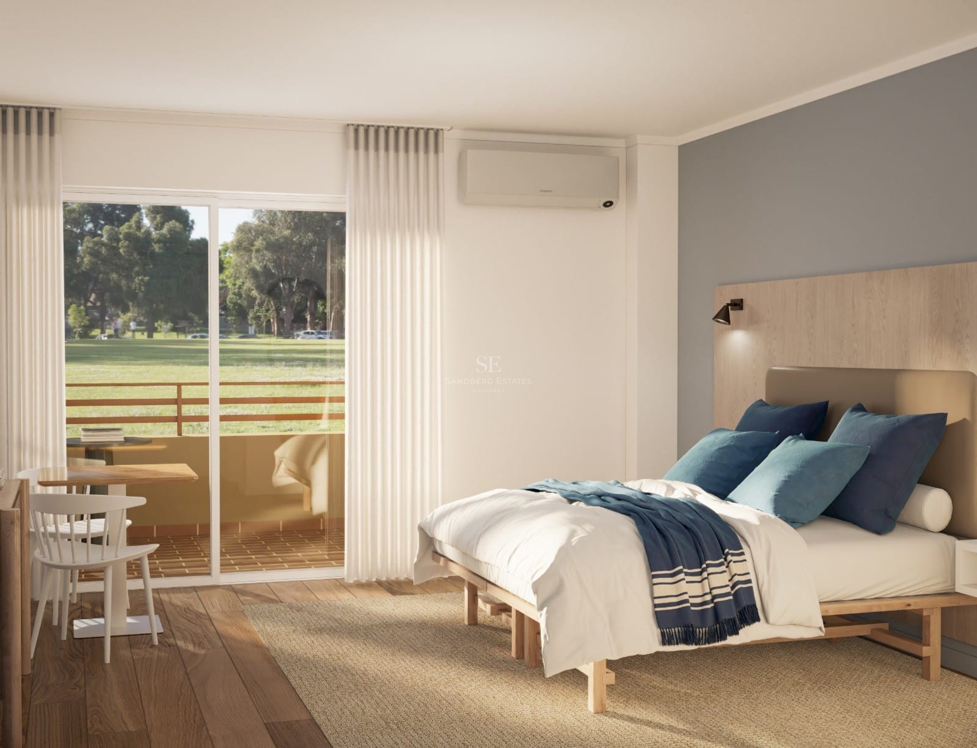 Chambre lumineuse avec parquet, lit aux accents bleus et balcon privé donnant sur des arbres.