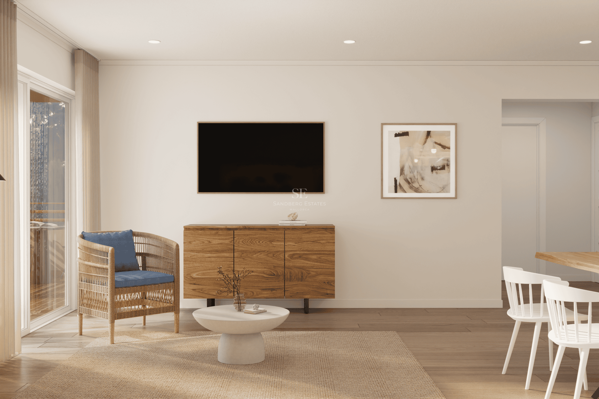 Salon minimaliste avec un fauteuil en osier, une télévision murale et un buffet en bois chaleureux.