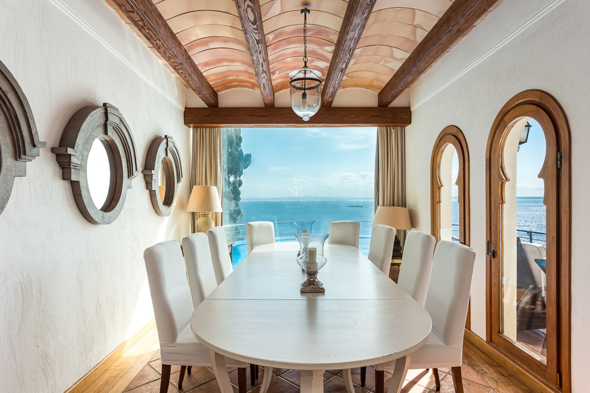 Vue extérieure d'une villa moderne avec piscine, transats et grand jardin. Design minimaliste avec de grandes fenêtres et lumière naturelle.