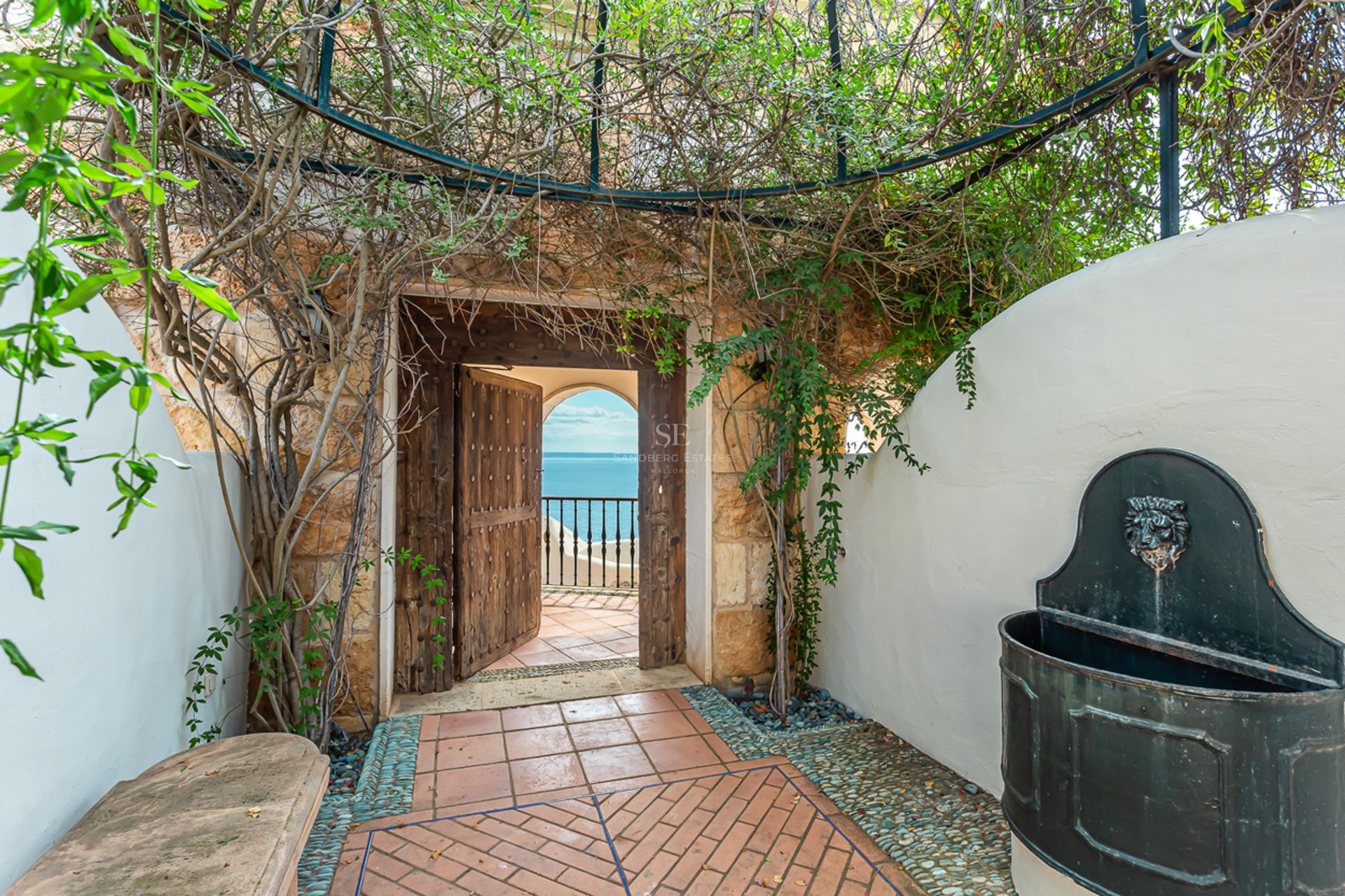 Vaste terrasse avec piscine à débordement et vue panoramique. Design moderne, mobilier d'extérieur élégant et aménagement paysager soigné.