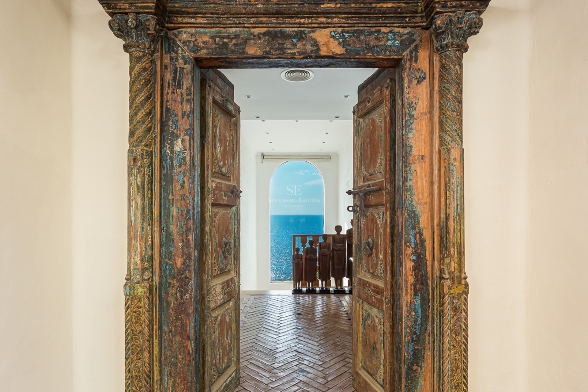 Façade moderne avec piscine réfléchissante, grandes fenêtres, jardin luxuriant et design minimaliste. Éclairage ambiant.