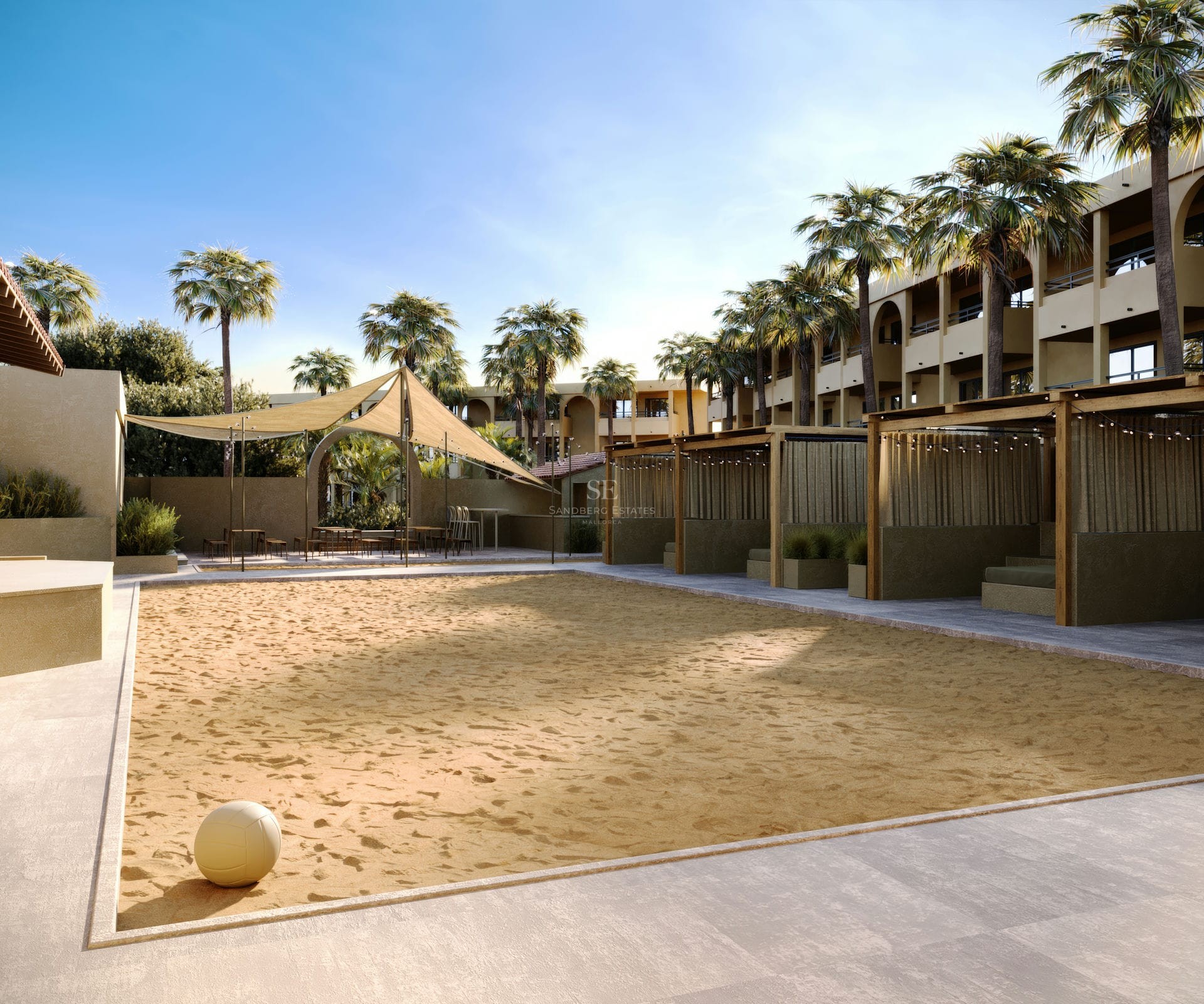 Terrain de volley-ball en sable entouré de palmiers et de cabanas en bois sous un ciel bleu clair.