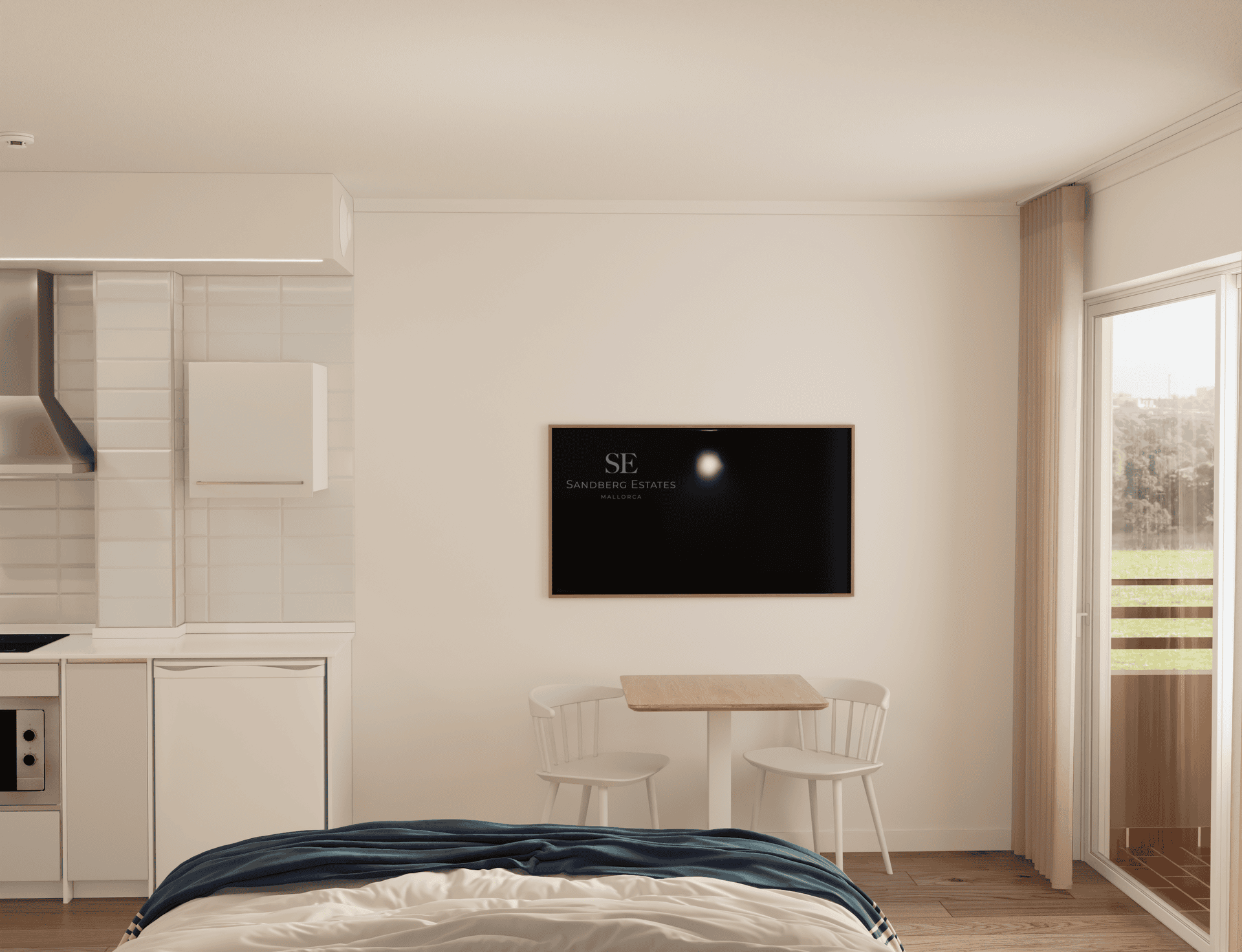 Studio lumineux avec lit, kitchenette, table à manger, télévision et porte-fenêtre.