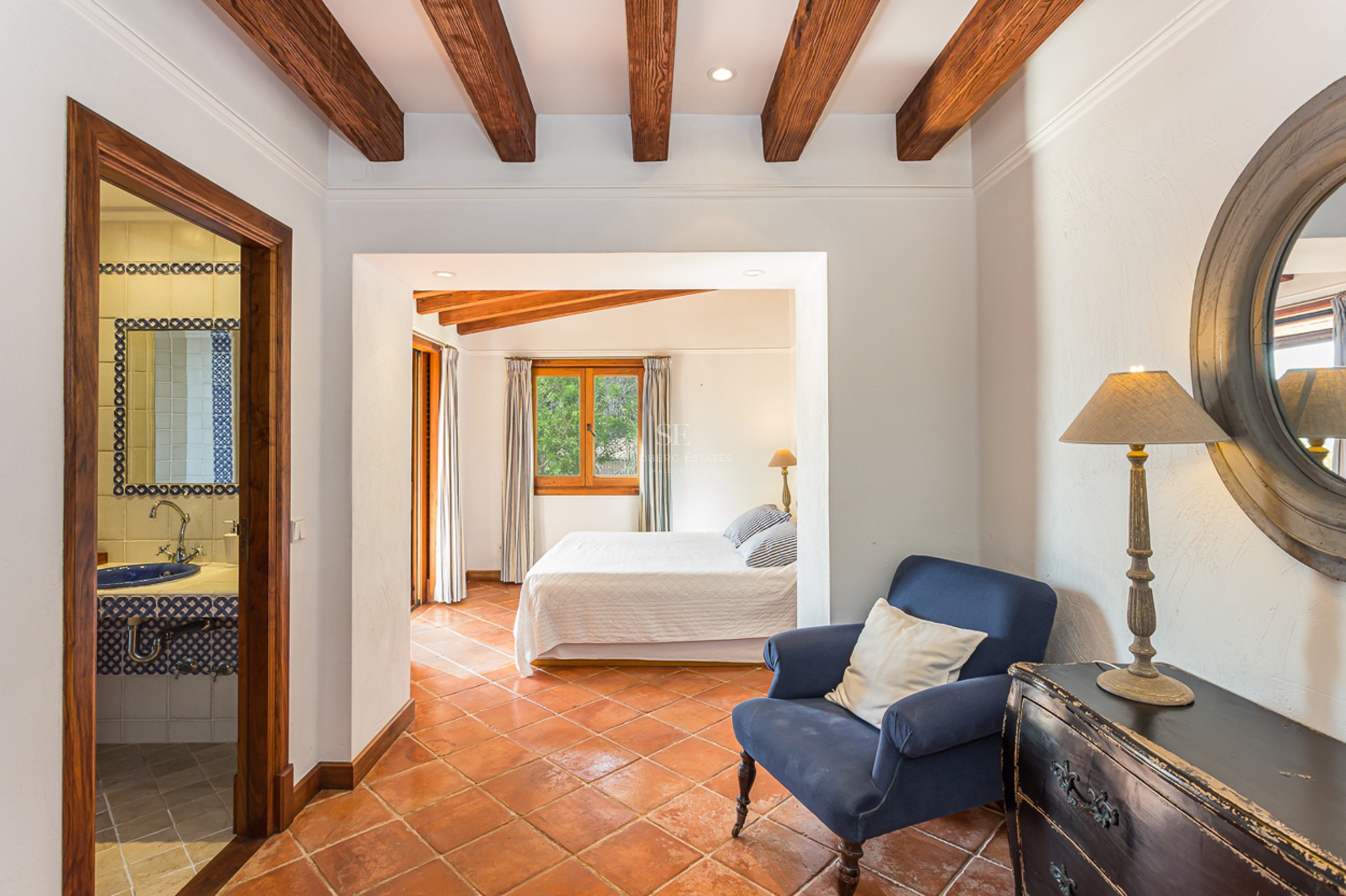 Vue extérieure d'une villa moderne avec piscine à débordement, grandes fenêtres et végétation luxuriante. Design architectural minimaliste.