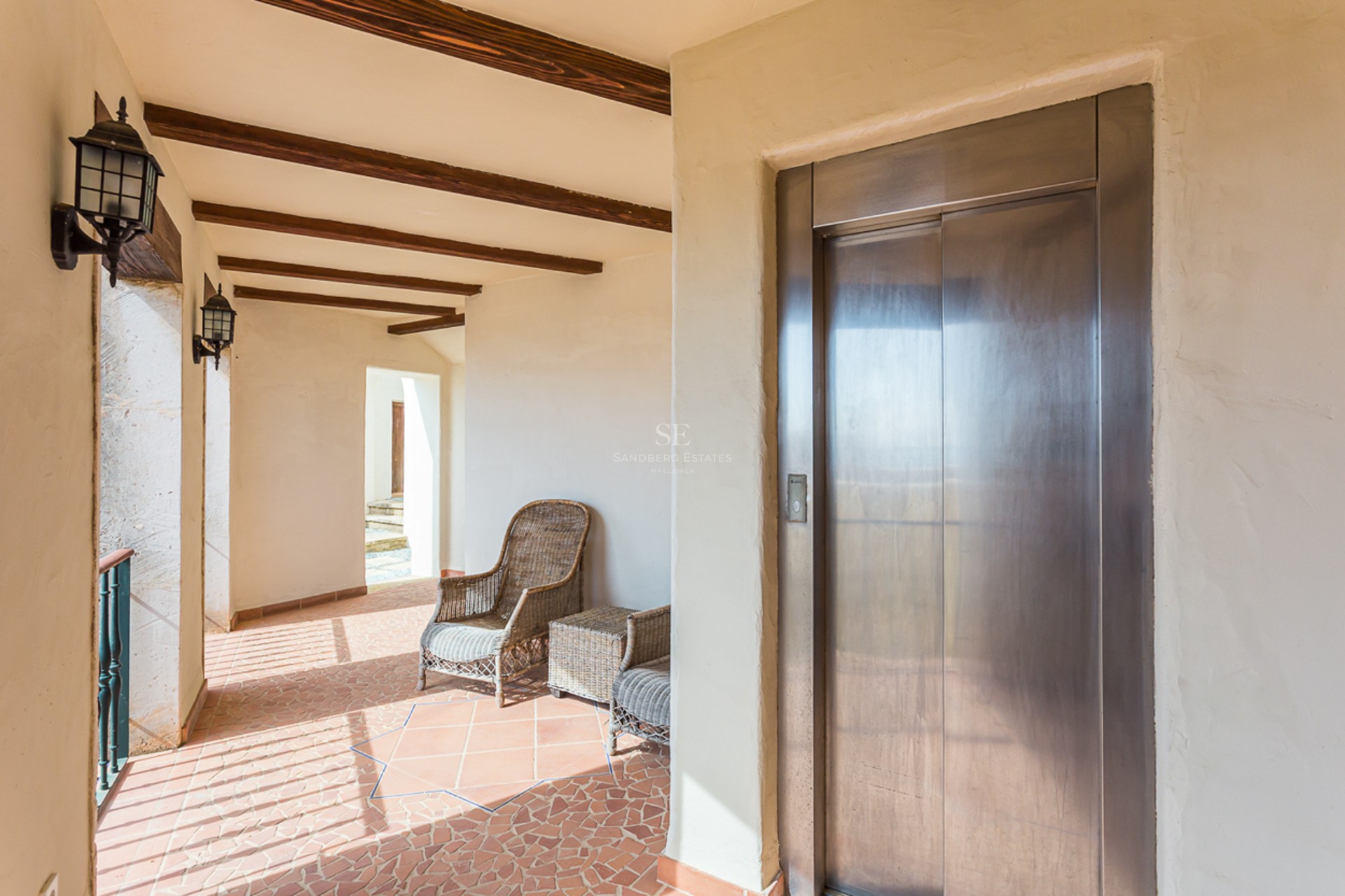 Grand salon avec baies vitrées, cheminée moderne et canapés design. Éclairage naturel et palette de couleurs neutres. Élégant et lumineux.