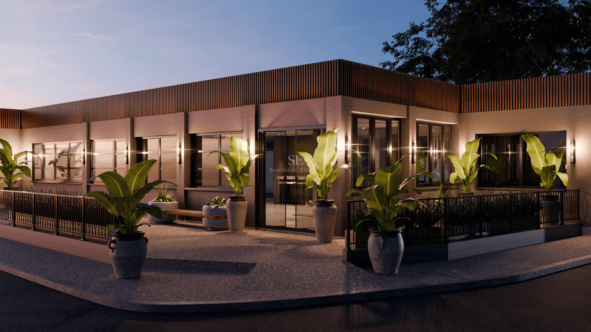 Extérieur de bâtiment moderne en soirée avec appliques murales chaleureuses et grandes plantes en pots de pierre.