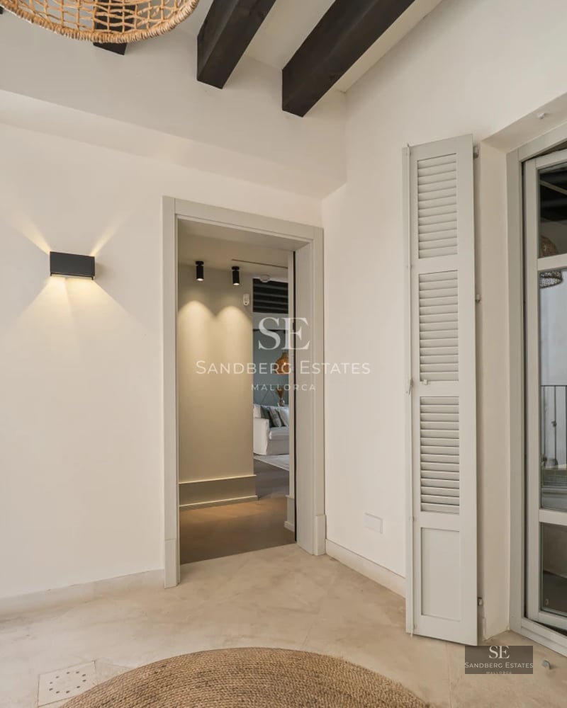 Modern facade with infinity pool. Large windows, terrace, and lush vegetation. Contemporary and elegant architectural design.