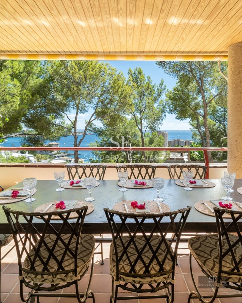 Bright living room with large windows offering panoramic sea views. Modern and elegant design with touches of wood and natural stone.