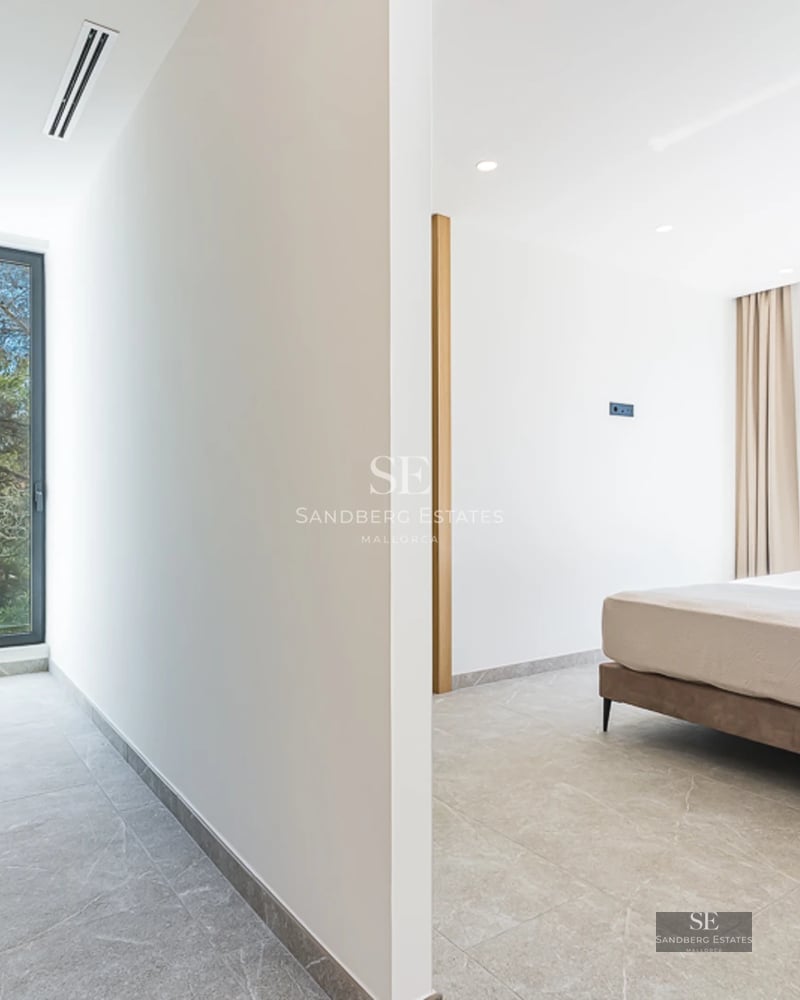 Vaste terrasse avec piscine, transats et vue dégagée. Architecture moderne et élégante avec détails en bois et pierre.