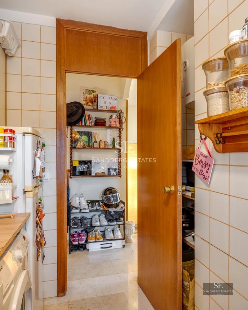 Vue aérienne d'une luxueuse propriété avec piscine, jardin et architecture moderne. Détails en bois et en pierre, vastes espaces verts.