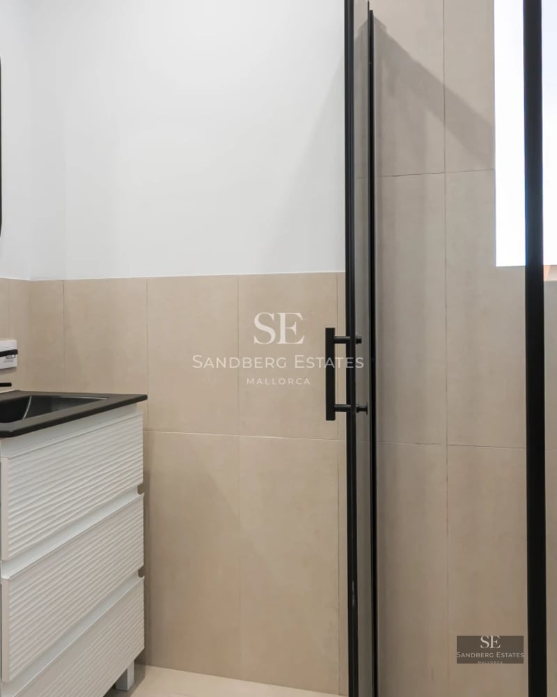 Spacious living room with fireplace, large windows and terrace access with views. Modern and elegant design with high-quality furniture.