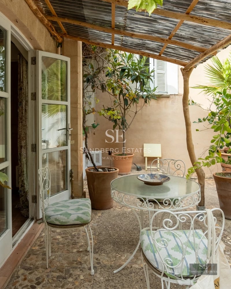 Modern exterior with swimming pool. Minimalist architecture, large windows, ambient lighting and manicured landscaping.