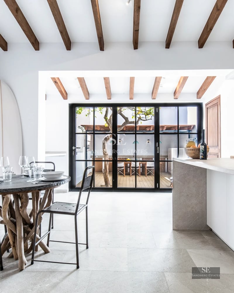 View of a rectangular pool surrounded by light paving. Lawn and lush vegetation in the background. Modern and minimalist style.