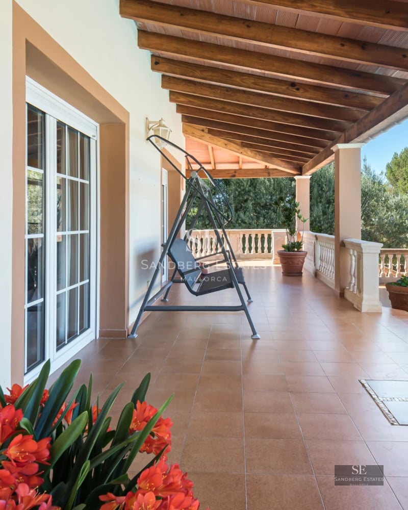 Spacious living room with panoramic windows, infinity pool, terrace, and panoramic views. Modern design, bright, and high-quality finishes.